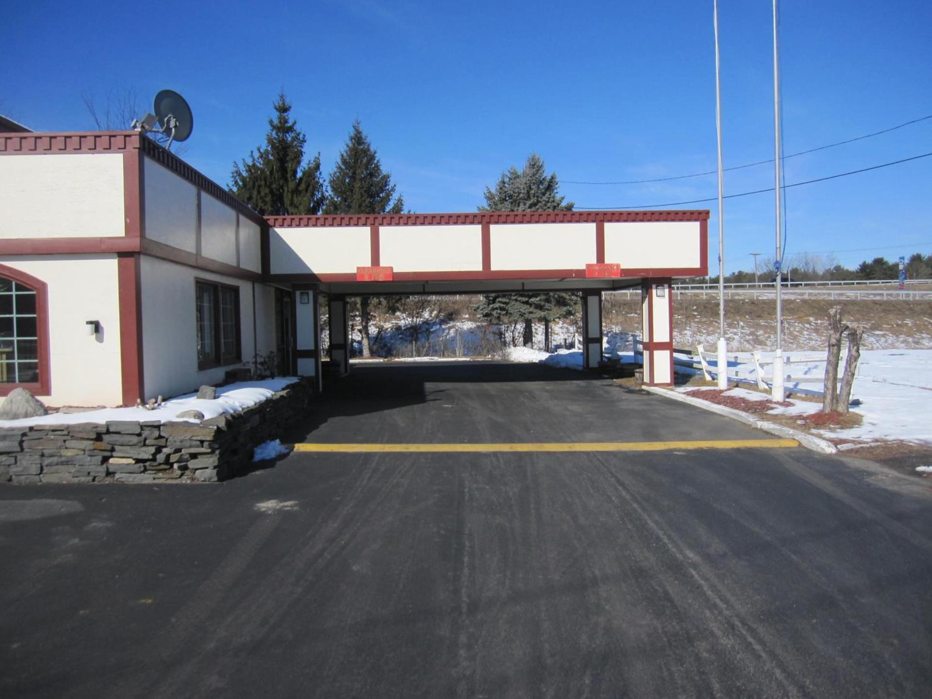 Days Inn by Wyndham Queensbury/Lake George photo 45
