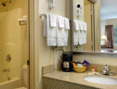 Super 8 by Wyndham Tupelo Airport photo 23