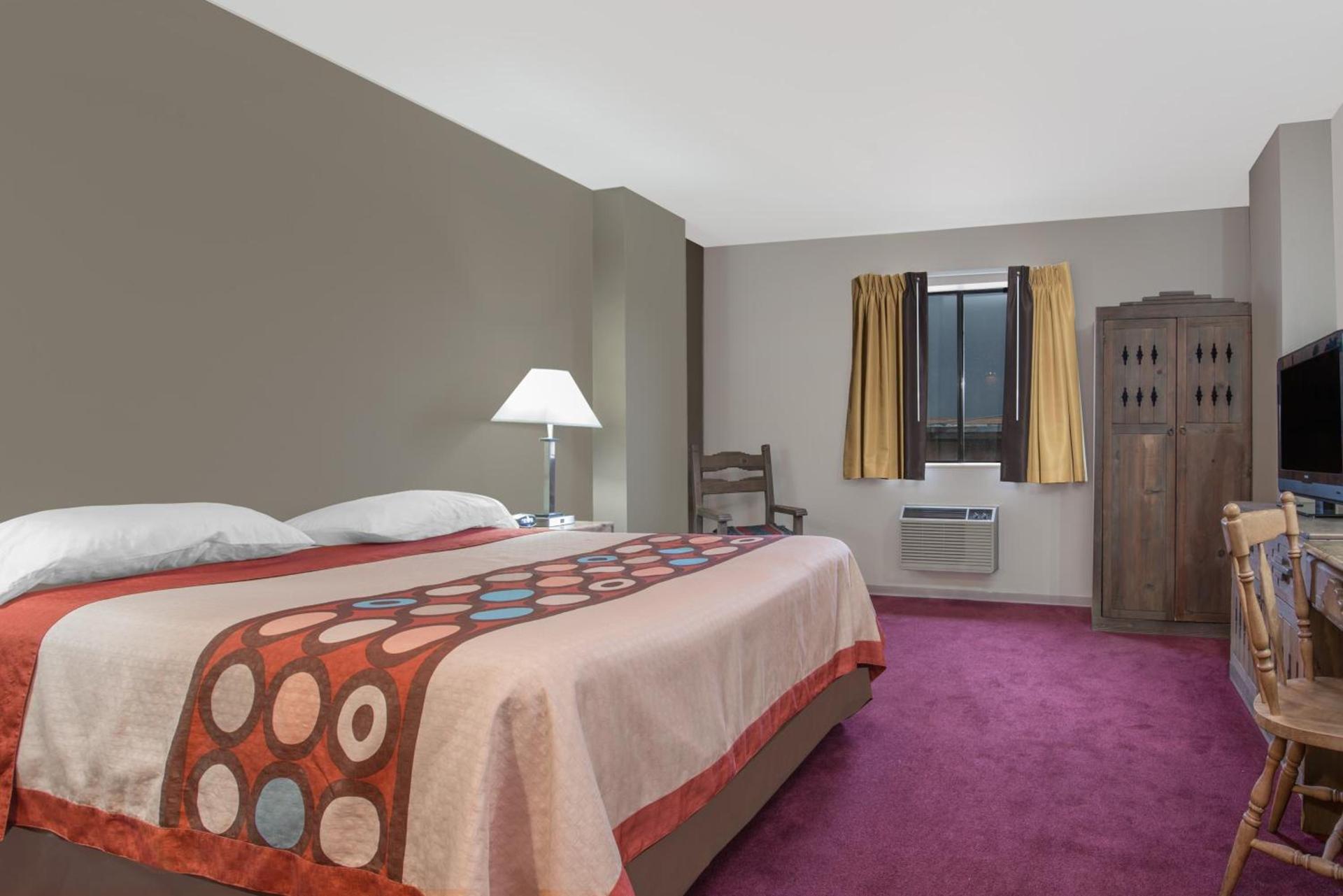 Super 8 by Wyndham Taos photo 58
