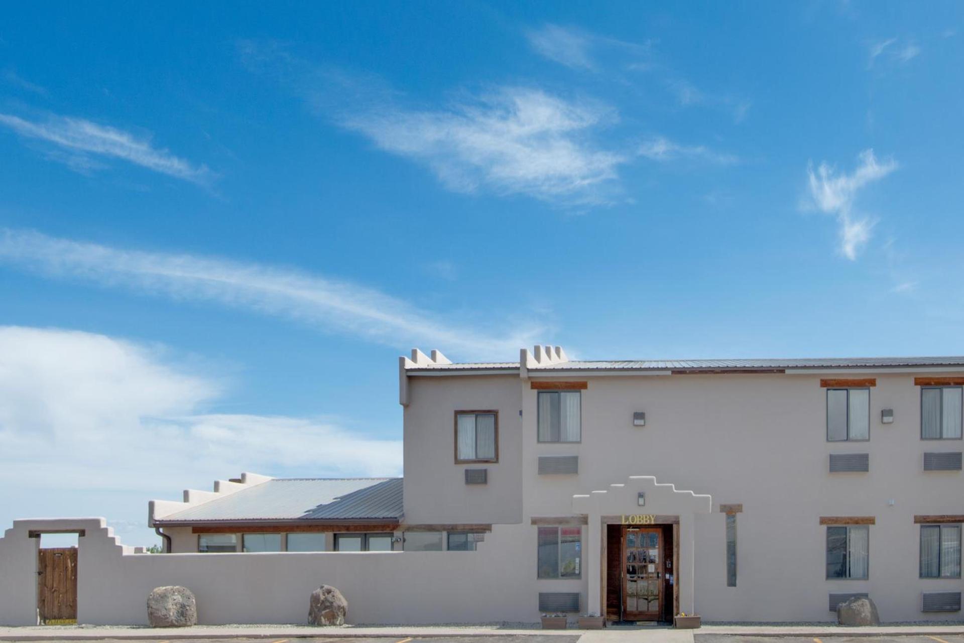 Super 8 by Wyndham Taos photo 54