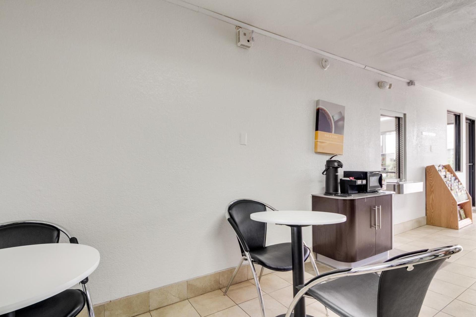Avera Suites photo 17