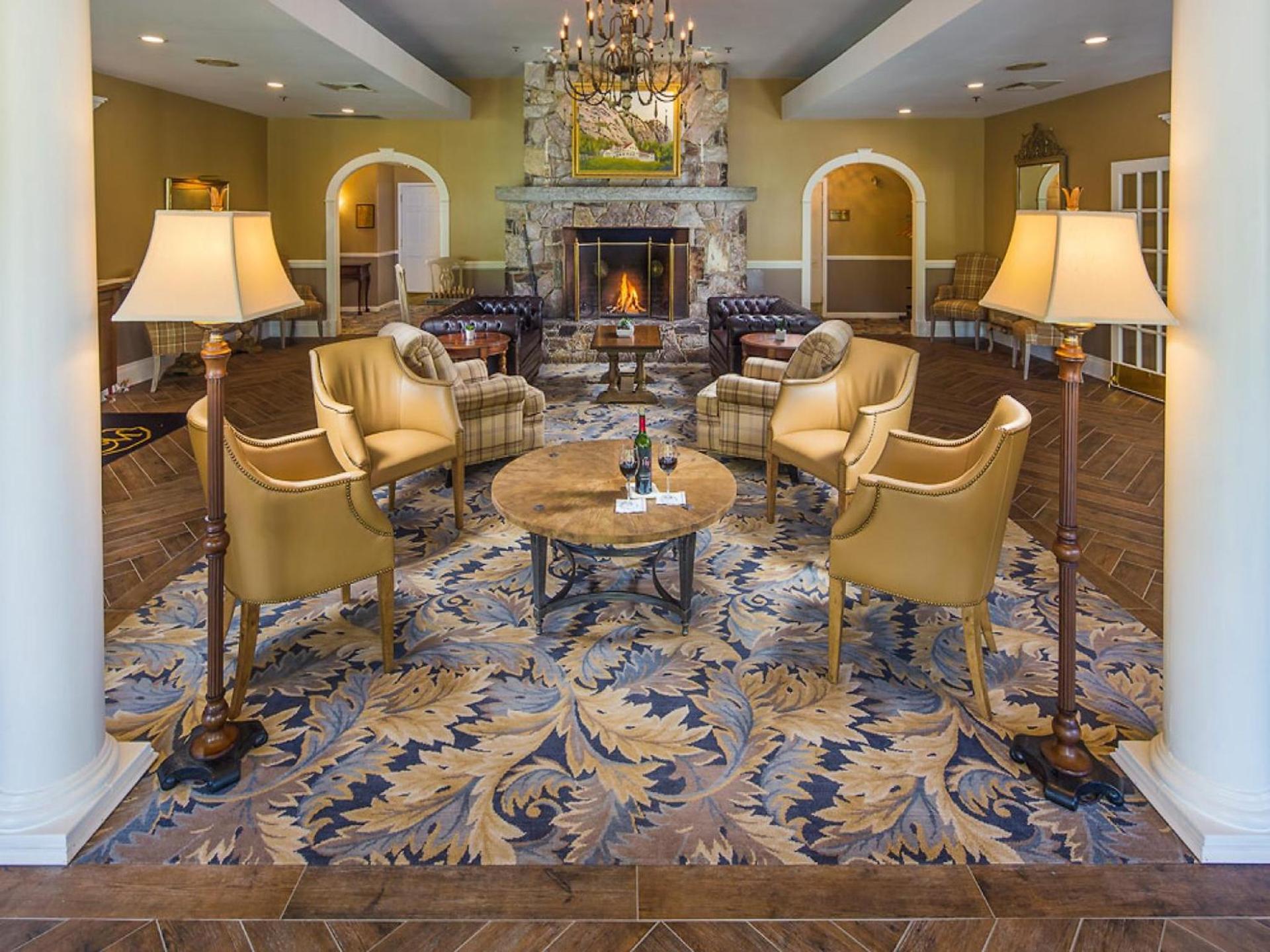White Mountain Hotel and Resort photo 2