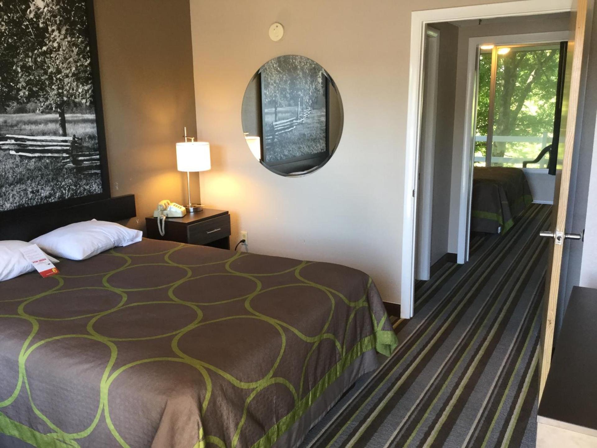 Super 8 by Wyndham Sevierville Riverside photo 6