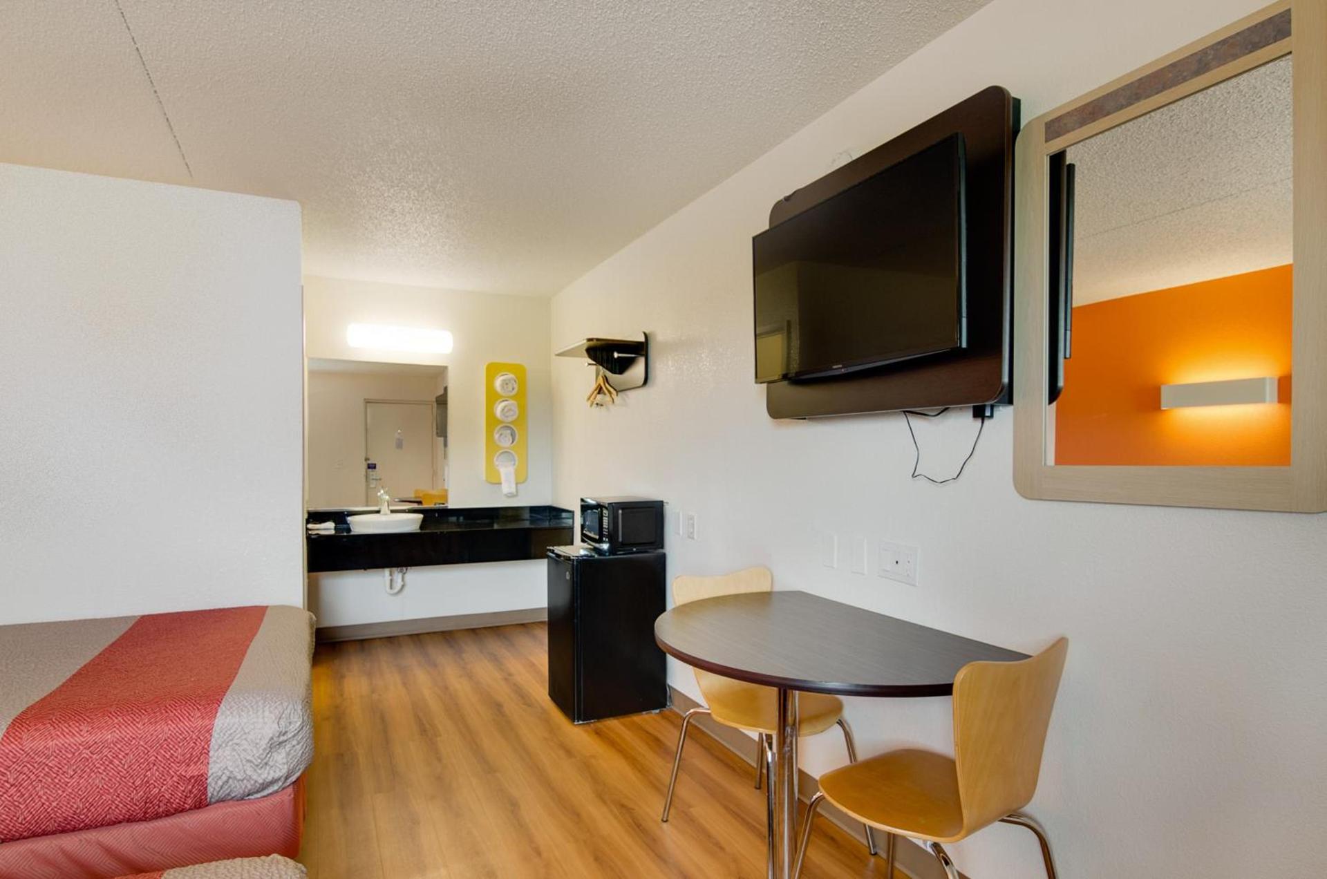 Motel 6-Salina, KS photo 50
