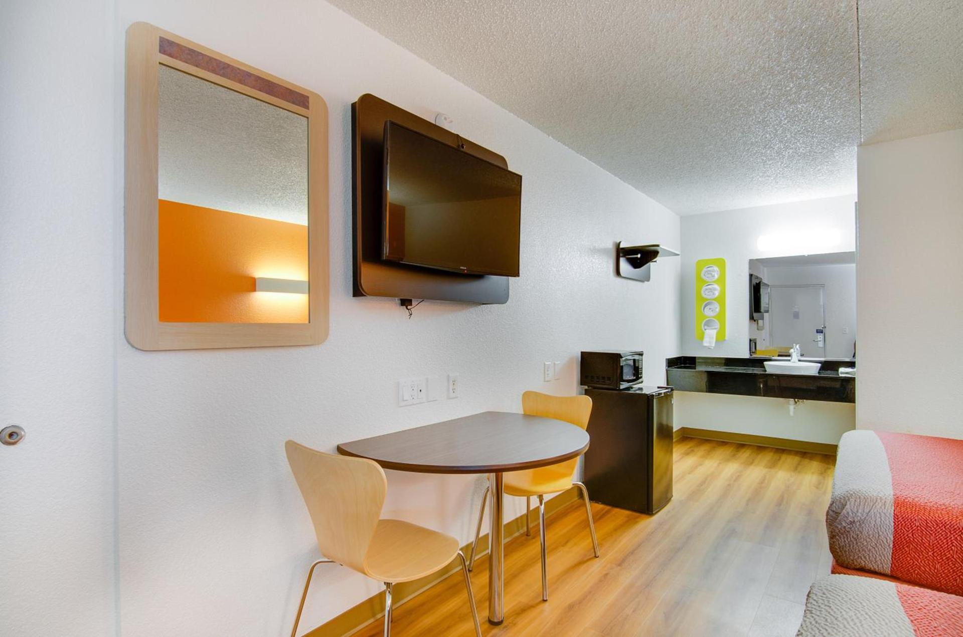 Motel 6-Salina, KS photo 57
