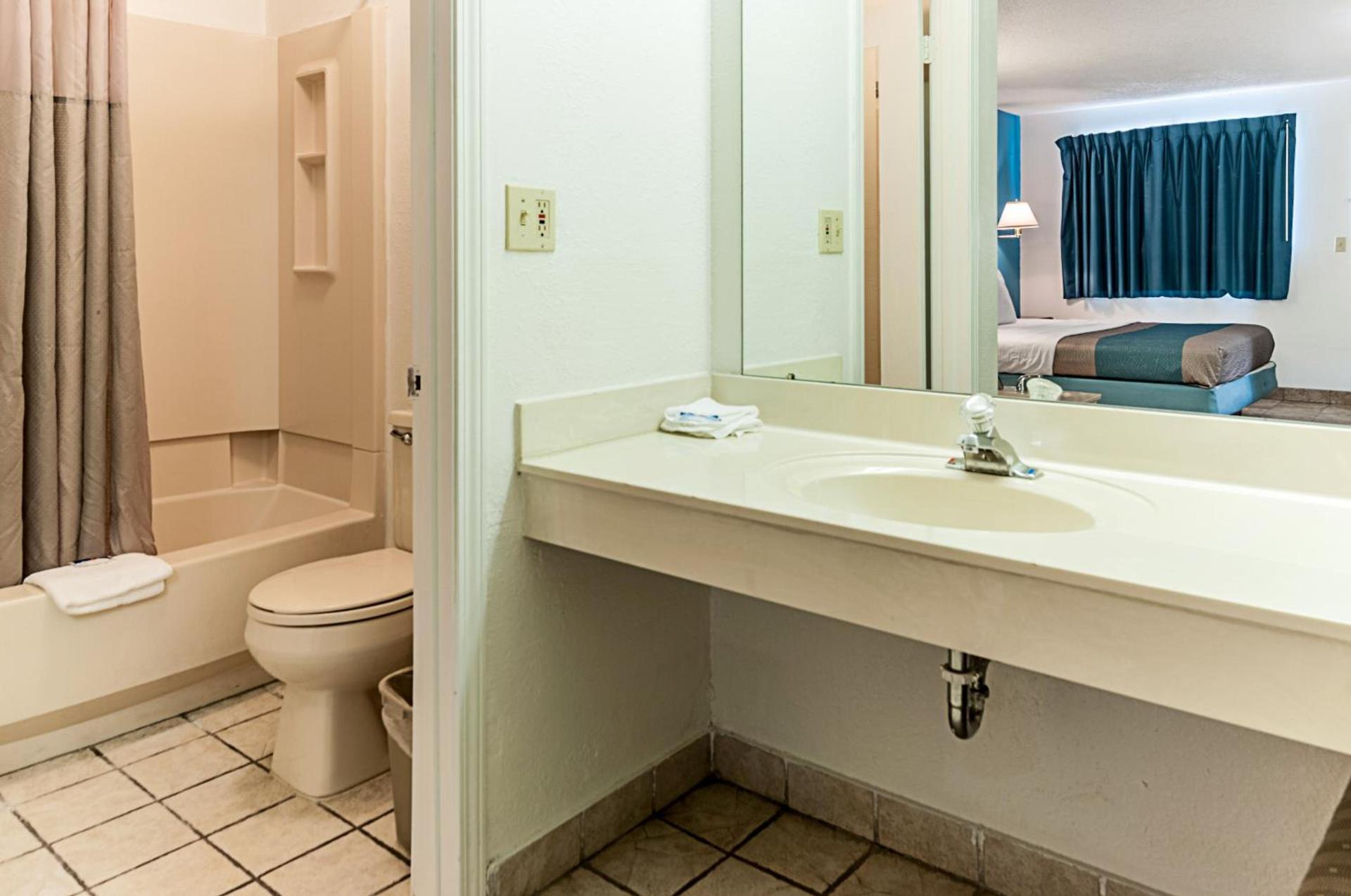 Motel 6-Southgate, MI - Detroit photo 44