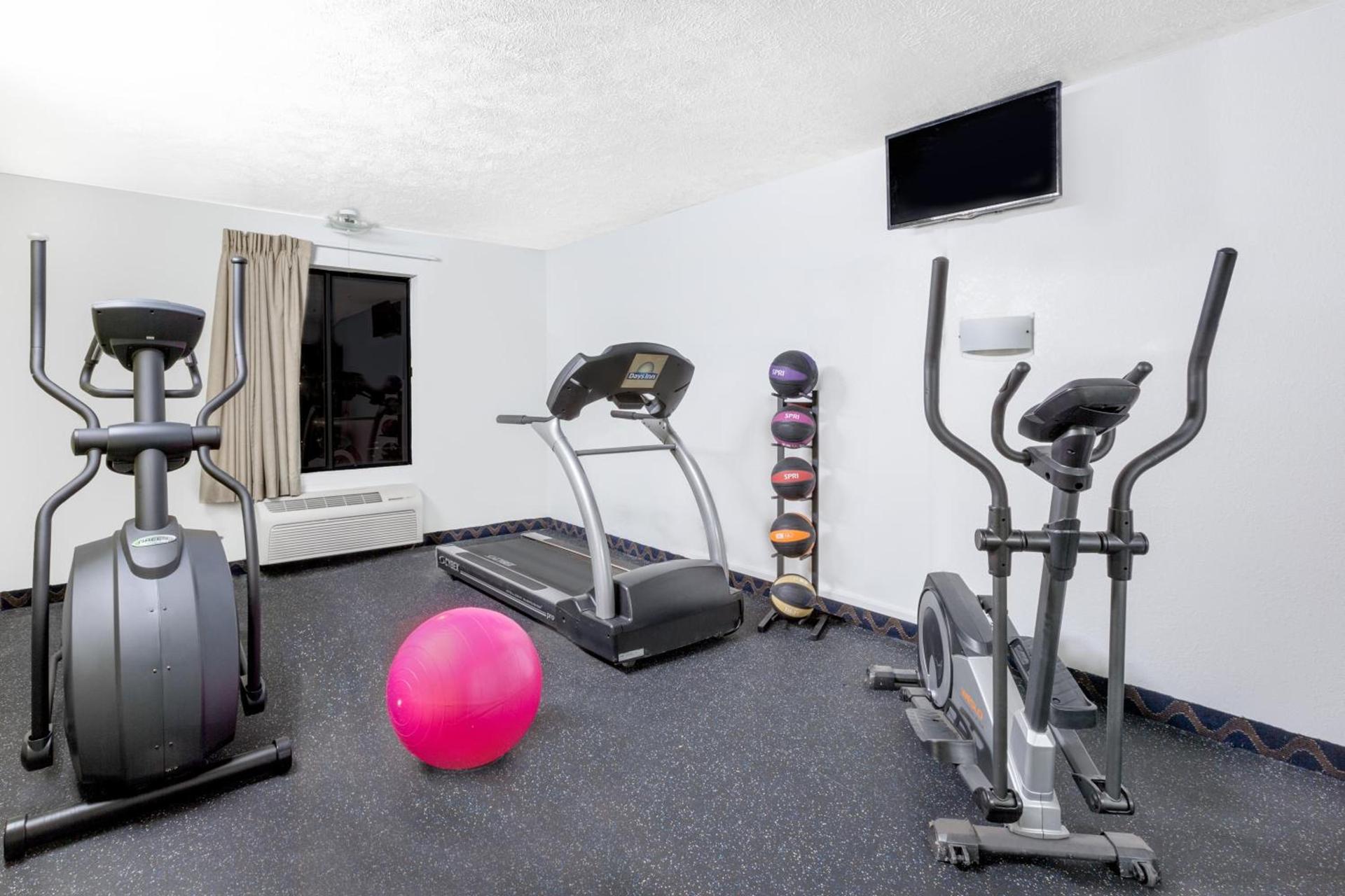 Days Inn by Wyndham Warrensburg photo 8