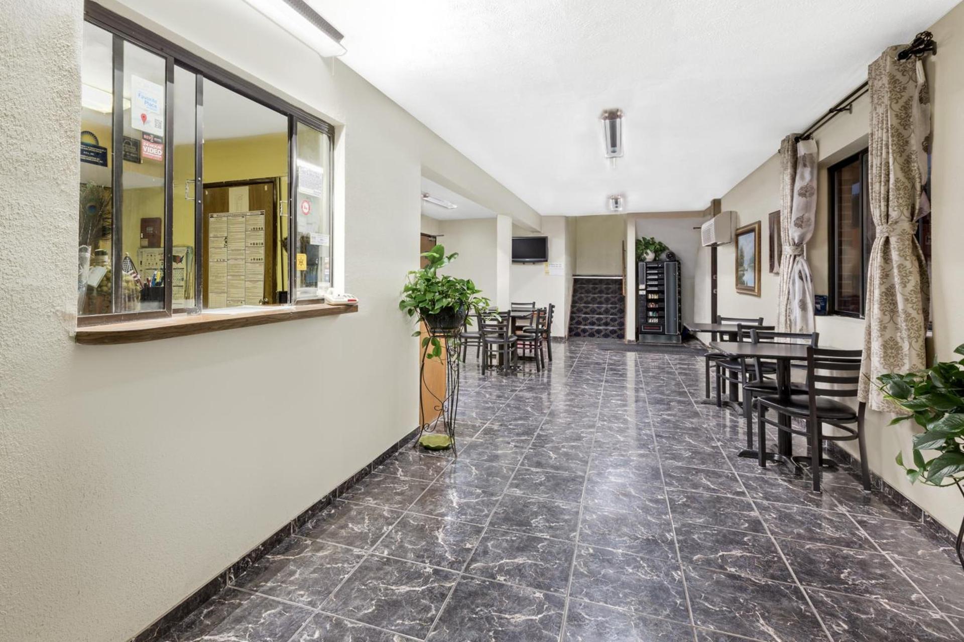 Days Inn by Wyndham Warrensburg photo 6