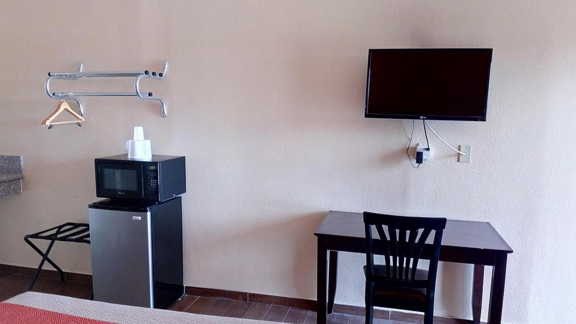 Motel 6-Blythe, CA - South photo 31