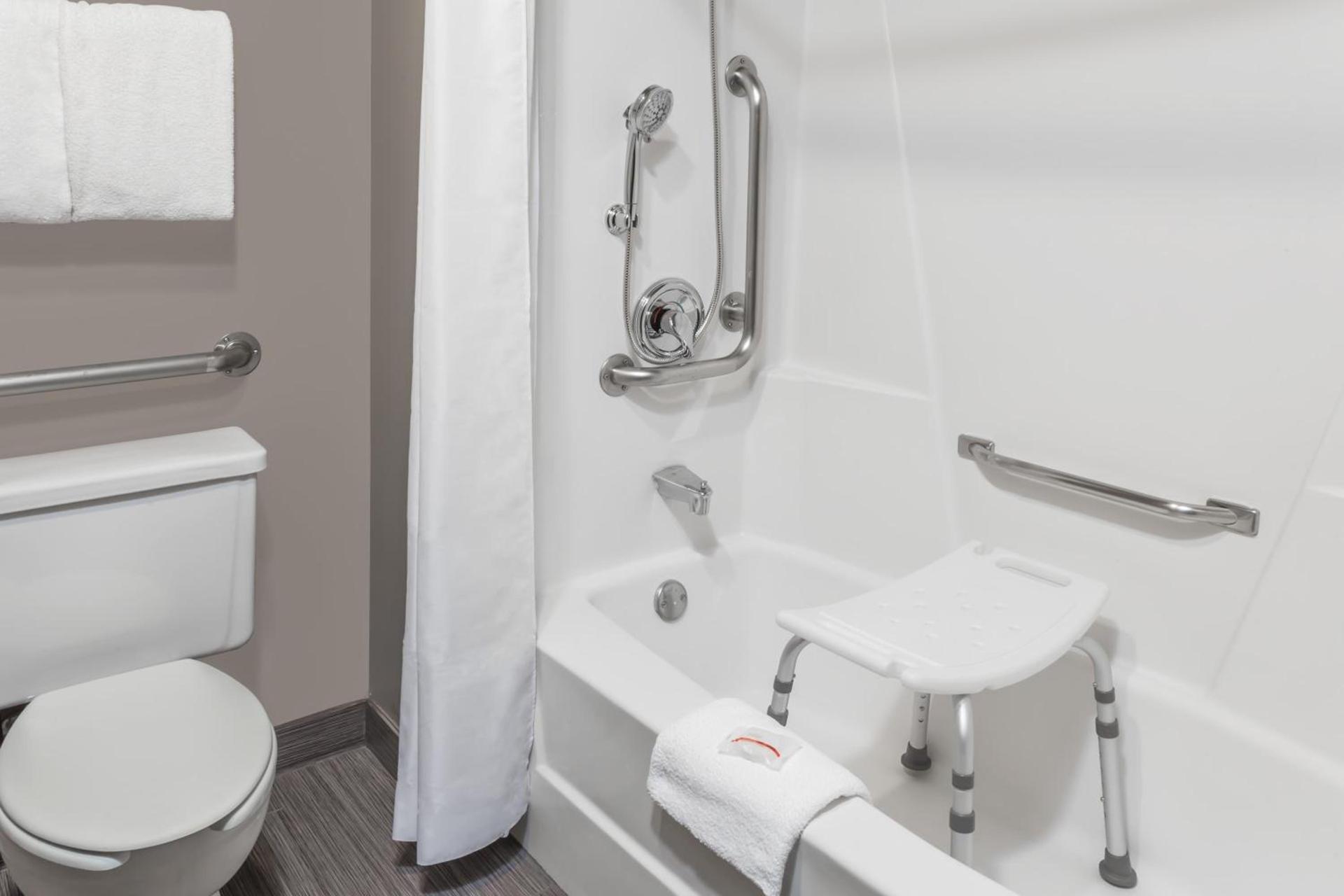 Baymont by Wyndham Glenview photo 12
