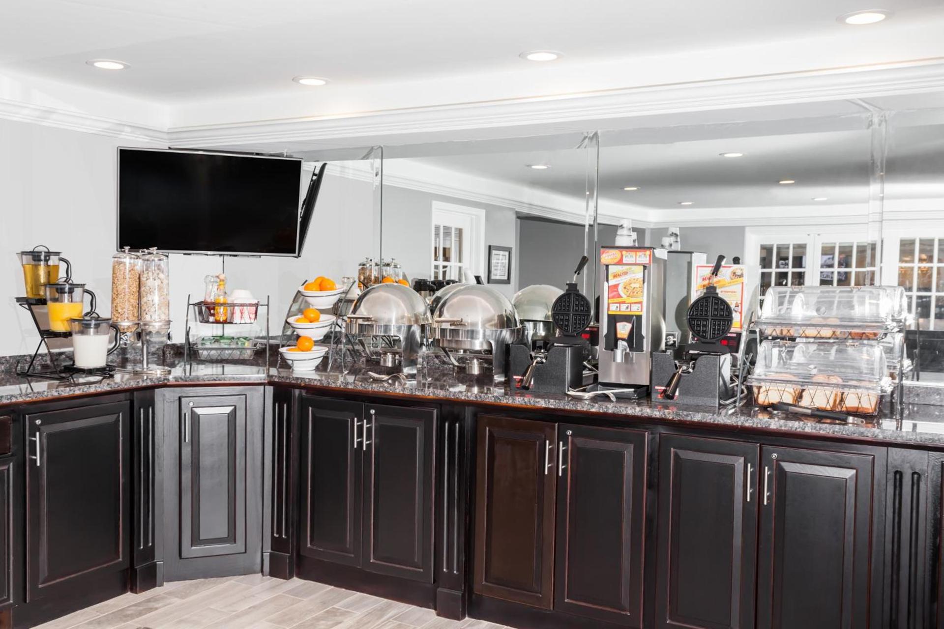 Baymont by Wyndham Glenview photo 16