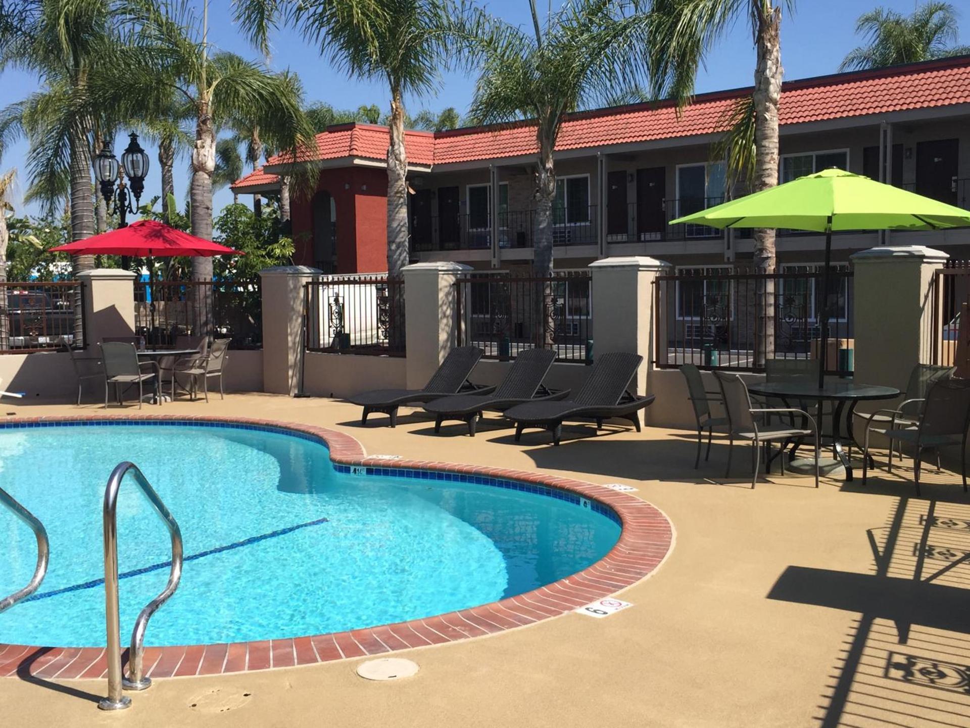 Days Inn & Suites by Wyndham Anaheim At Disneyland Park photo 26