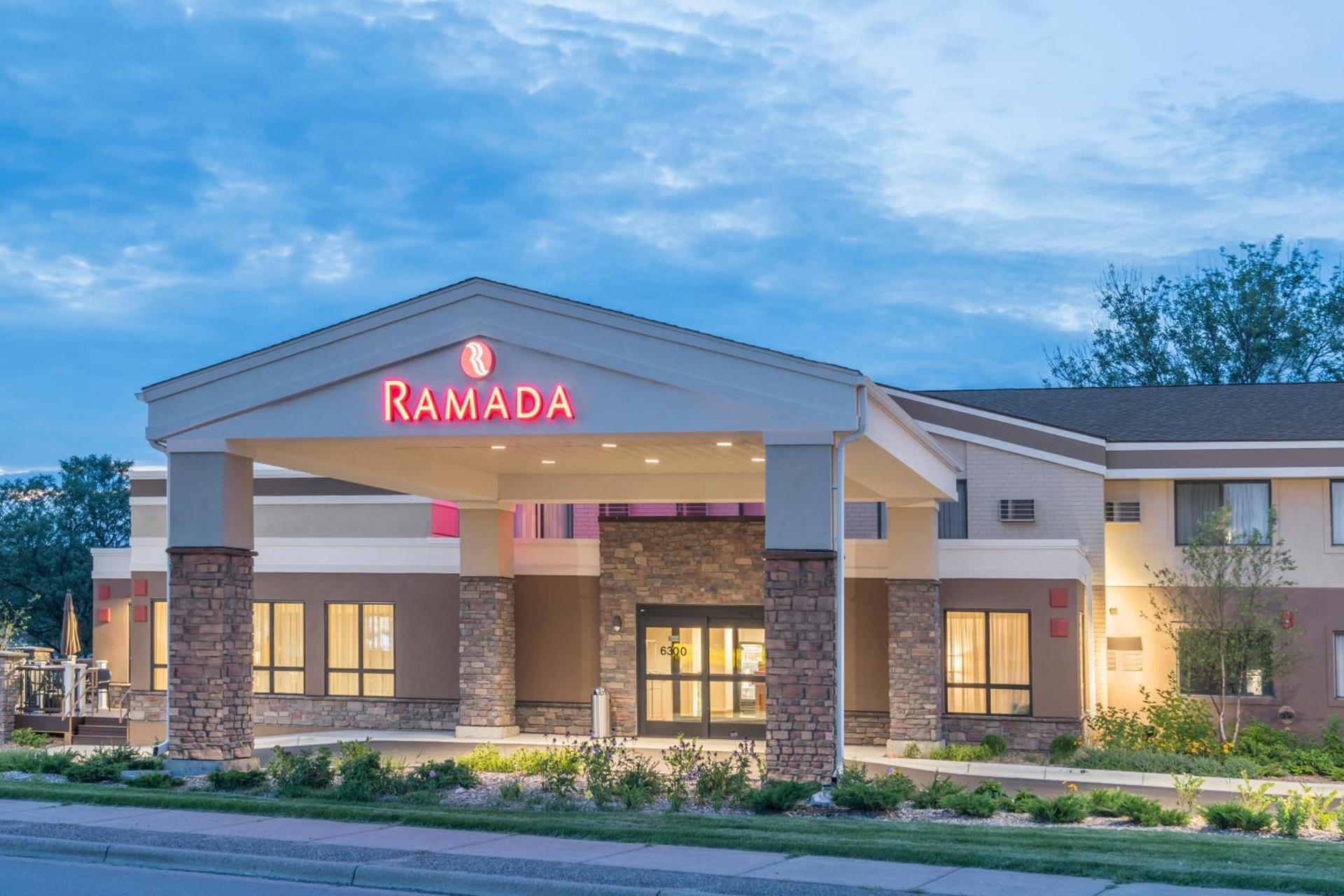 Ramada by Wyndham Minneapolis Golden Valley photo 2