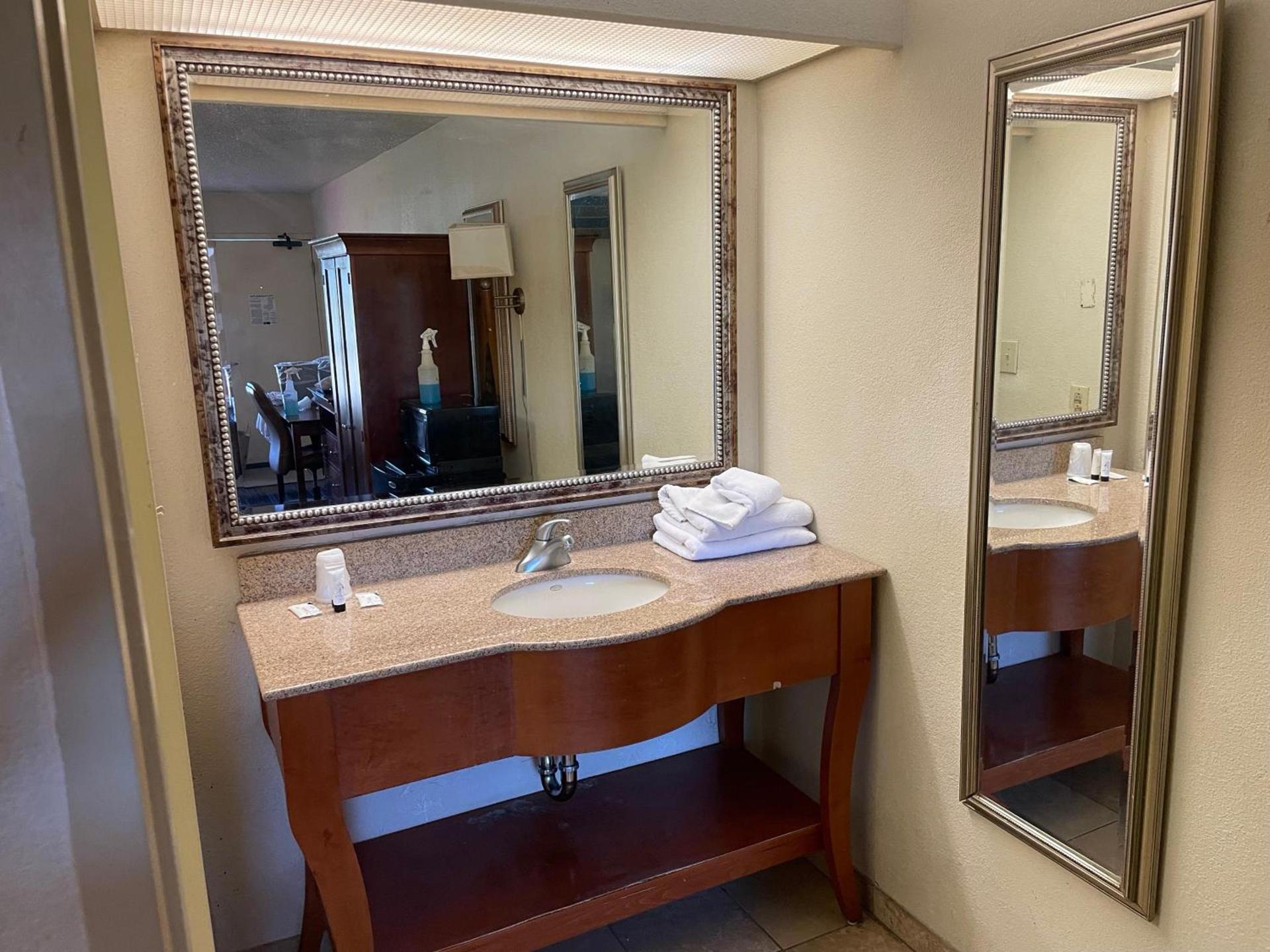 Millennium Inn photo 3