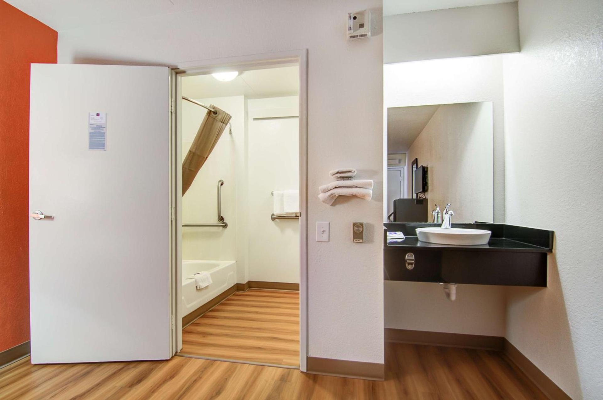 Economy Suites Springfield - Extended Stay photo 29