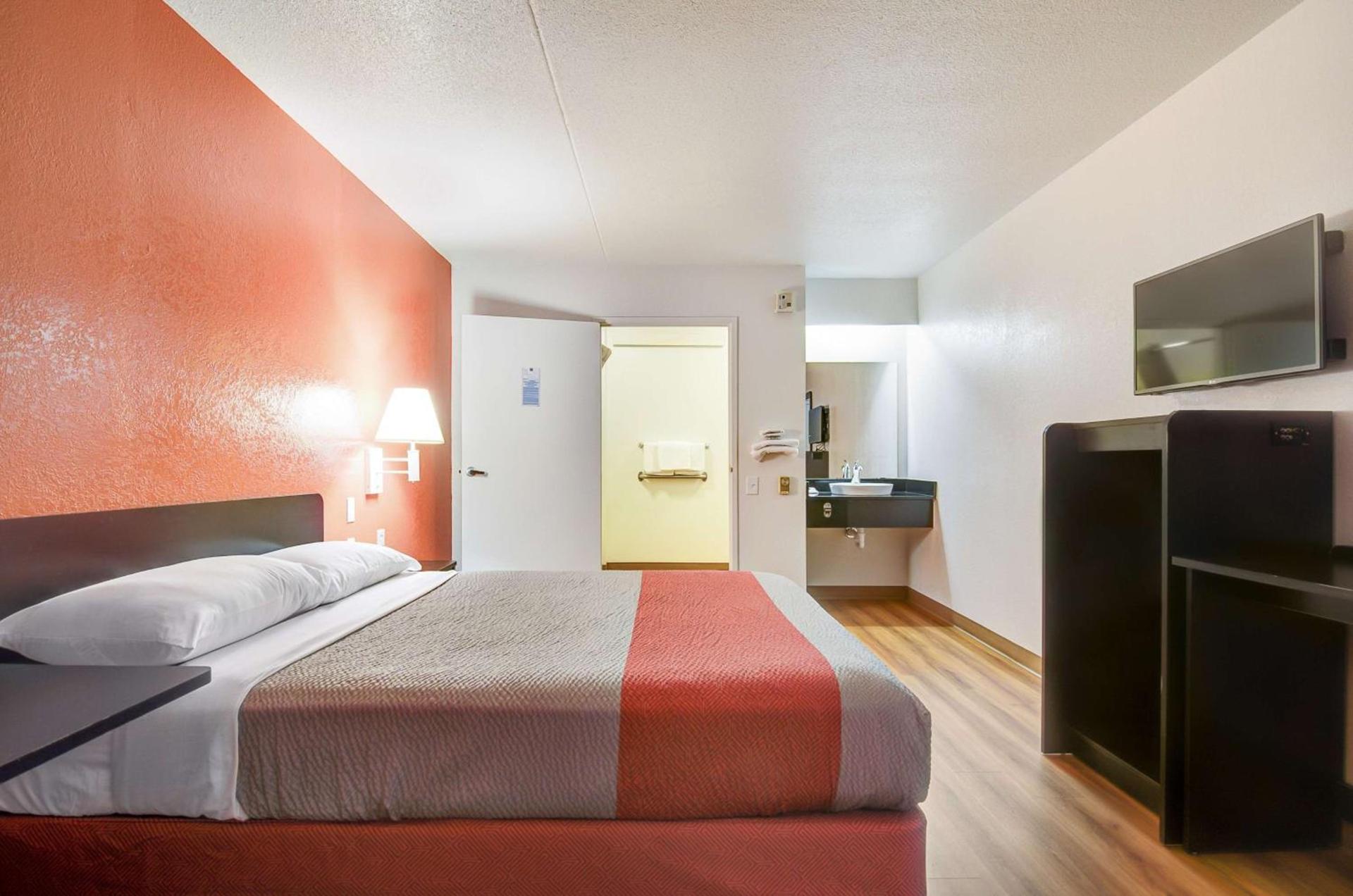 Economy Suites Springfield - Extended Stay photo 15