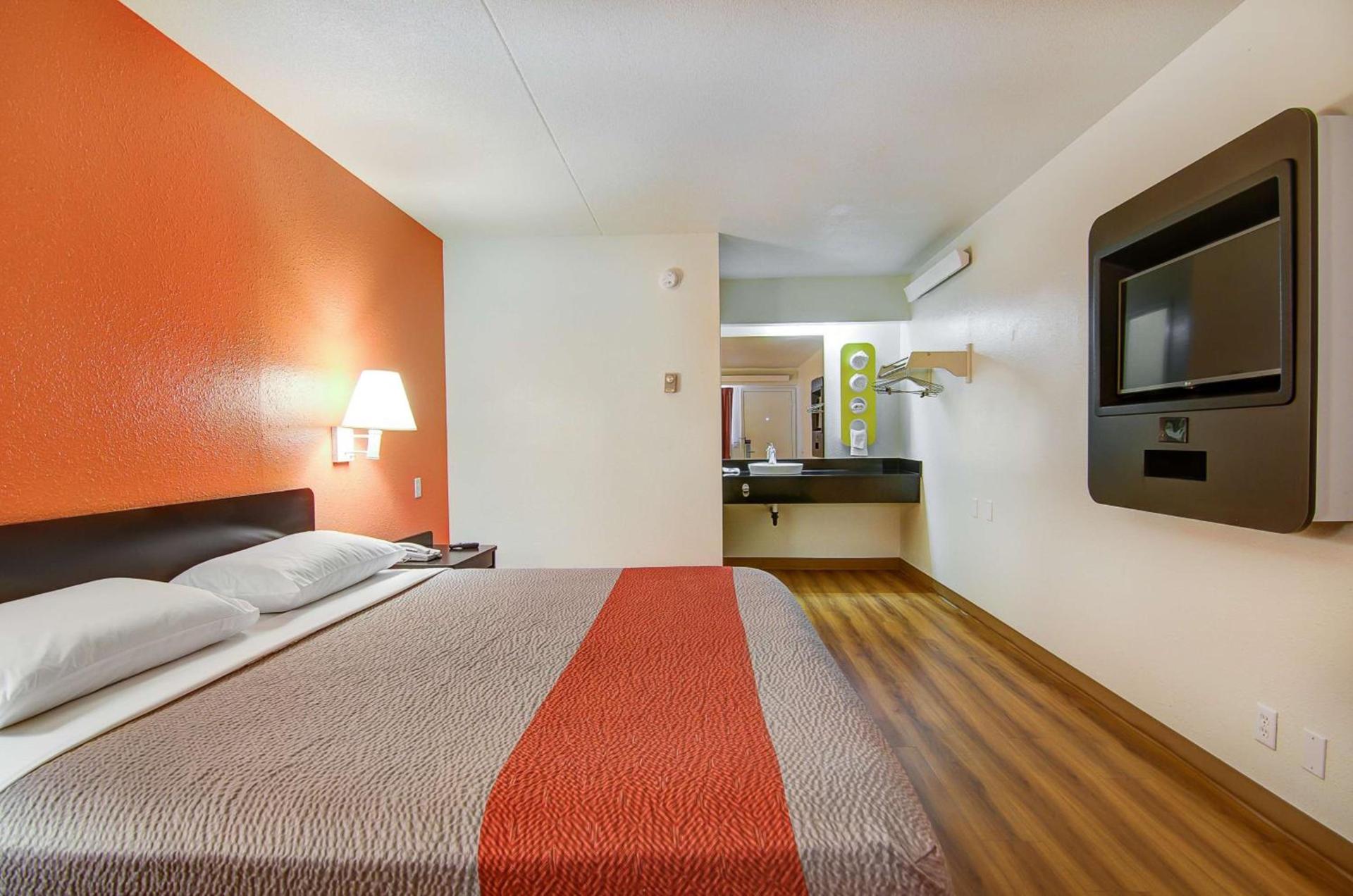 Economy Suites Springfield - Extended Stay photo 6
