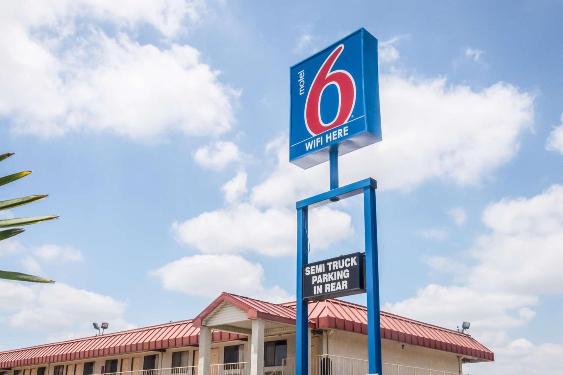 Motel 6-Mesquite, TX - Rodeo - Convention Ctr photo 2