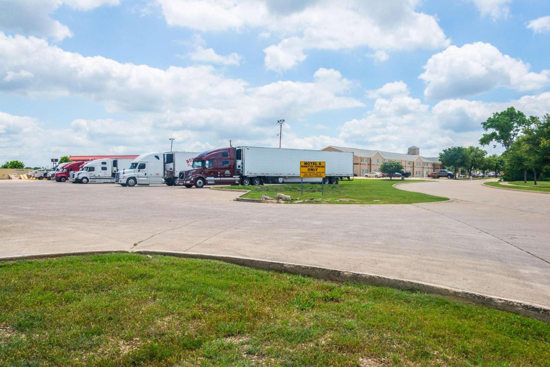Motel 6-Mesquite, TX - Rodeo - Convention Ctr photo 4