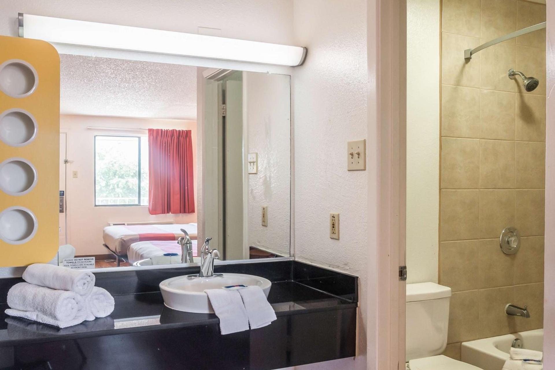 Motel 6-Mesquite, TX - Rodeo - Convention Ctr photo 16