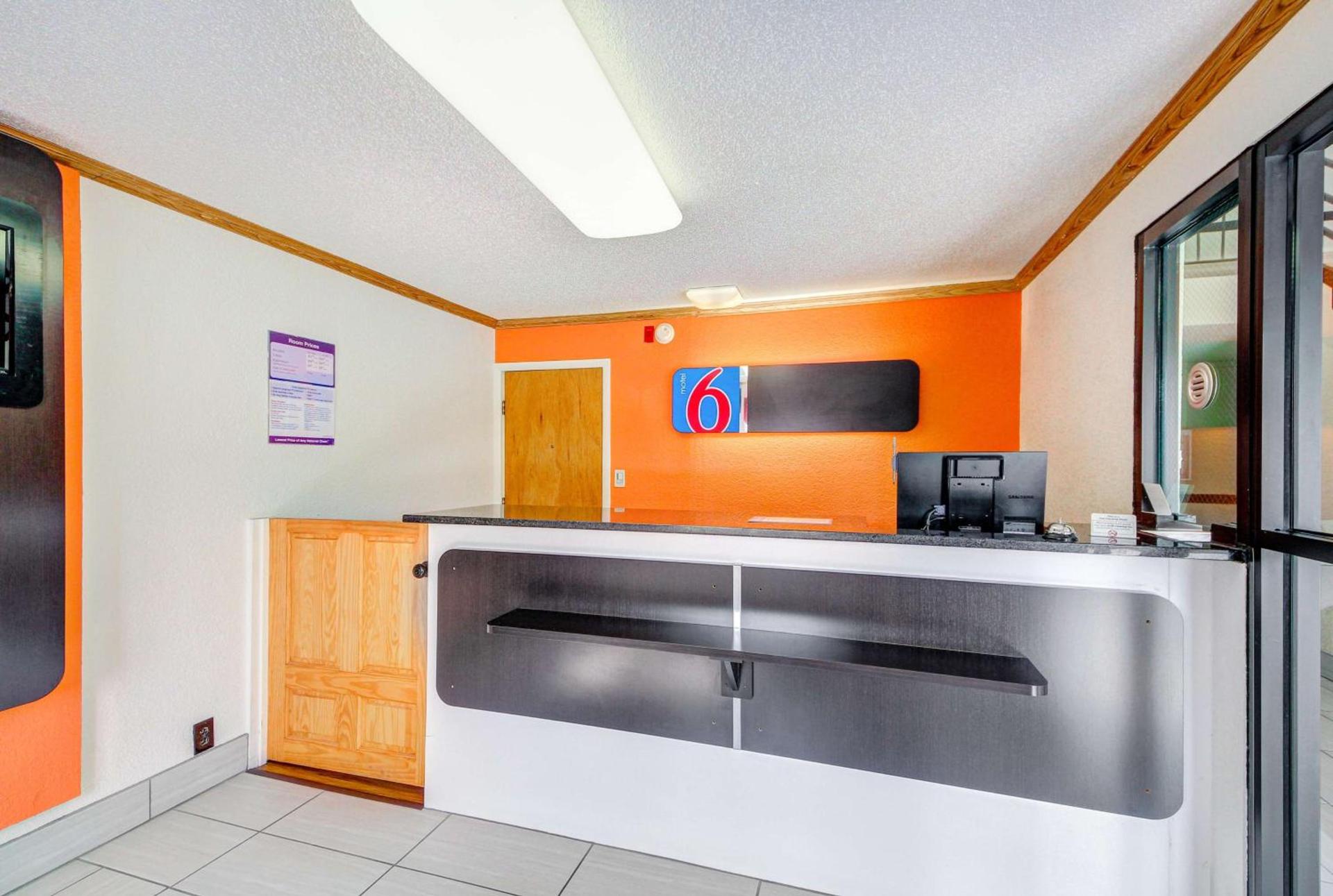 Motel 6-Wichita, KS photo 2