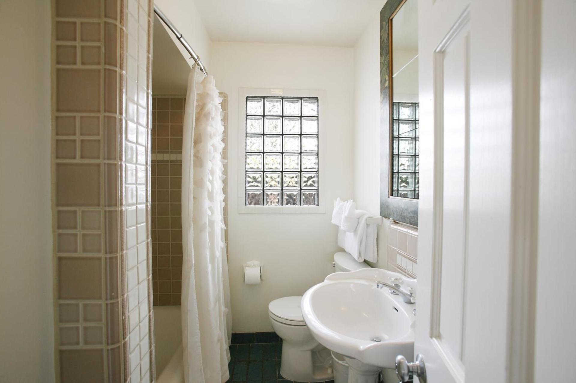 Harbor House Inn photo 91