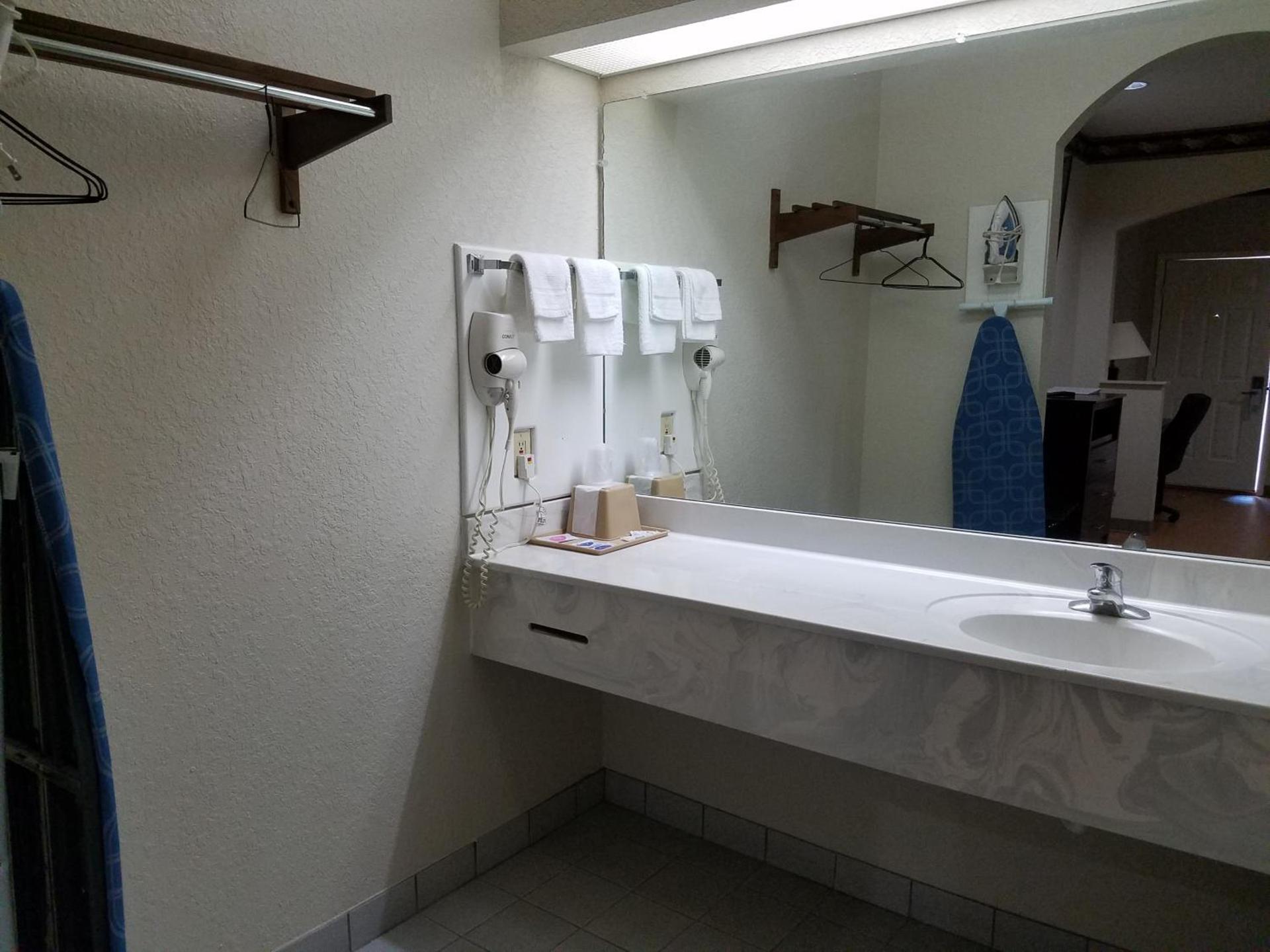Scott Inn & Suites - Downtown Houston photo 32