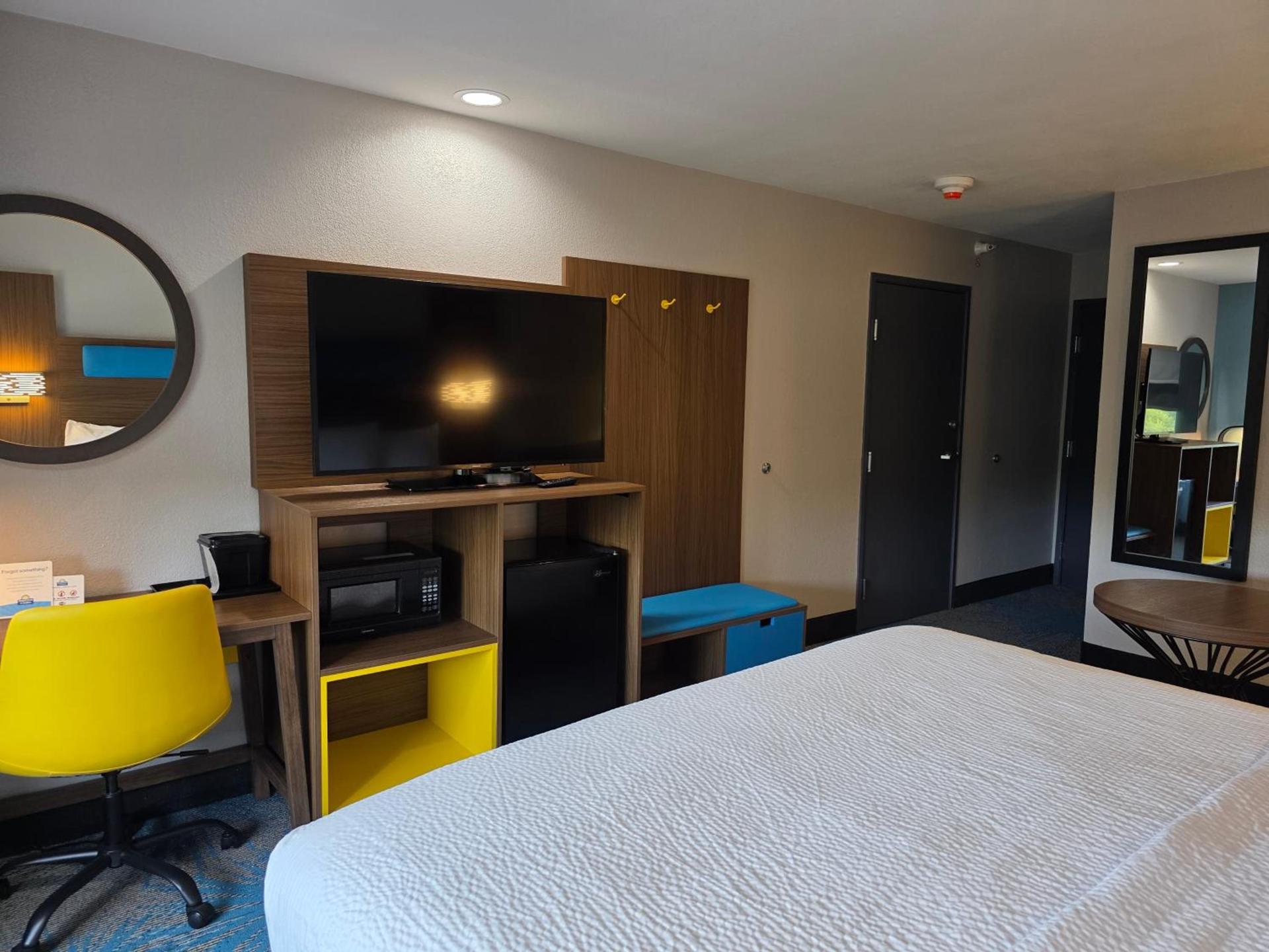 Days Inn & Suites by Wyndham Brandon Amphitheater photo 56