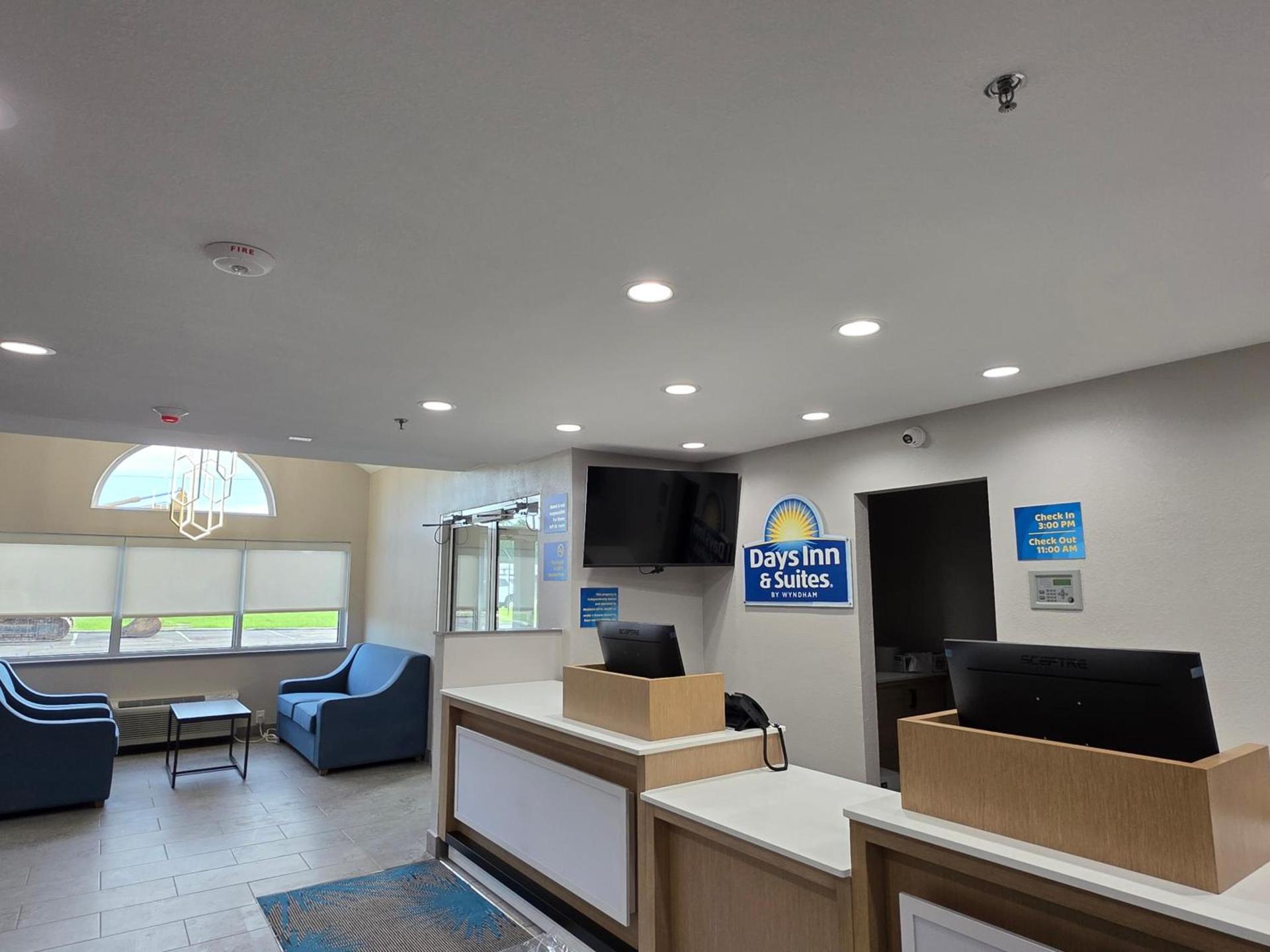 Days Inn & Suites by Wyndham Brandon Amphitheater photo 63