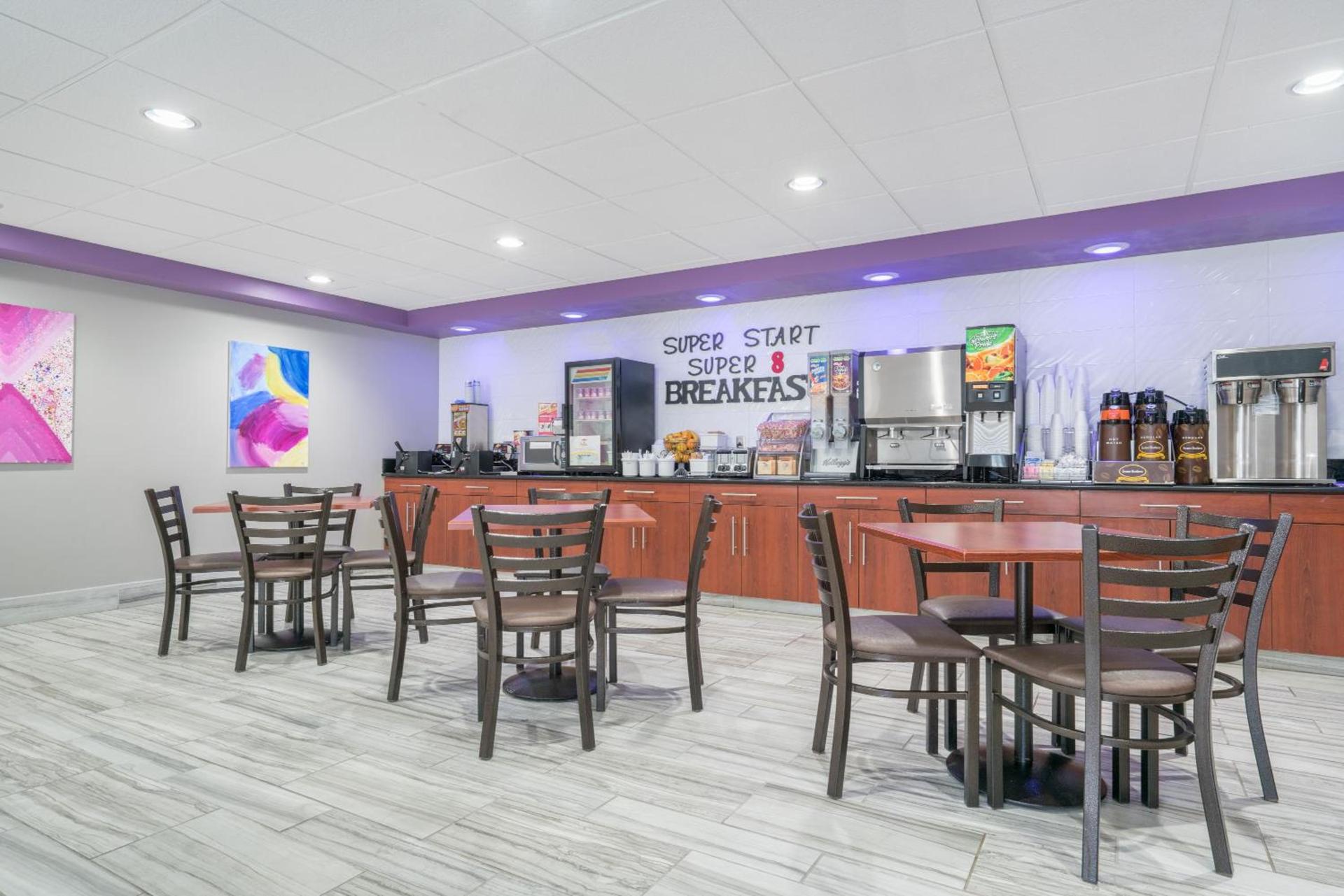 Super 8 by Wyndham Bloomington/Airport photo 36