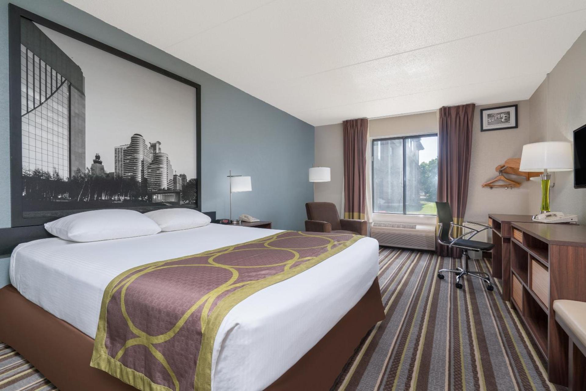 Super 8 by Wyndham Bloomington/Airport photo 32
