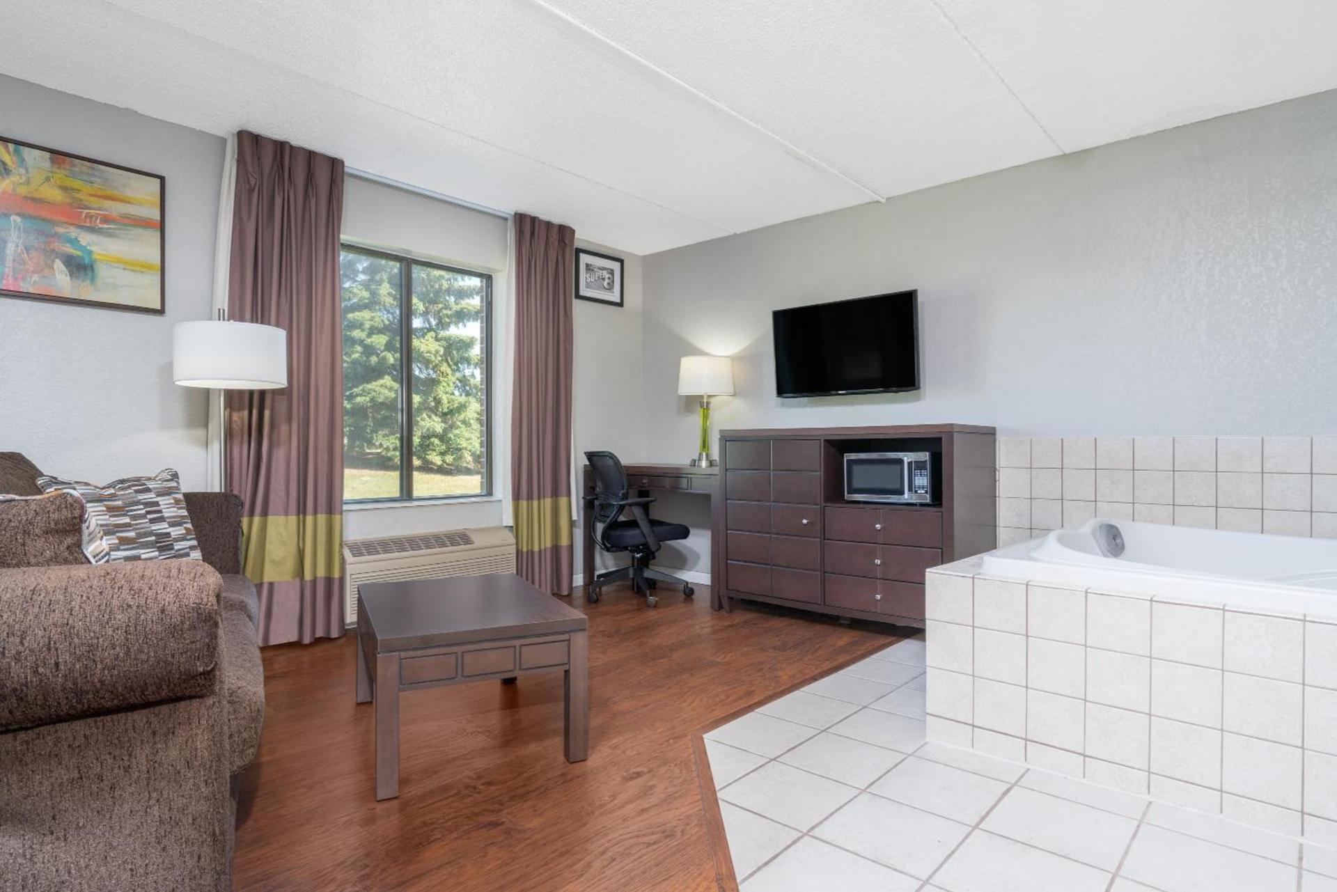 Super 8 by Wyndham Bloomington/Airport photo 42