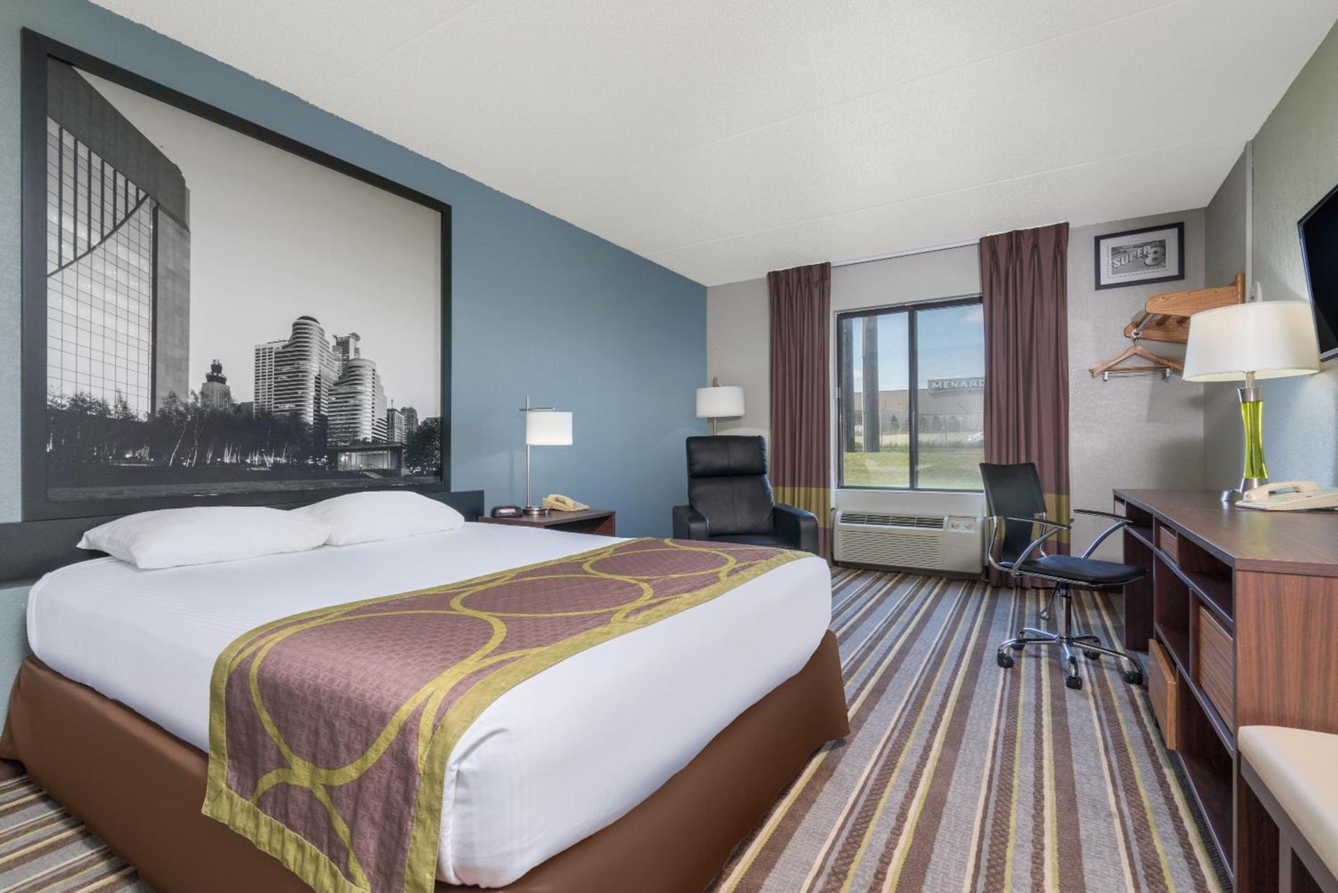 Super 8 by Wyndham Bloomington/Airport photo 31