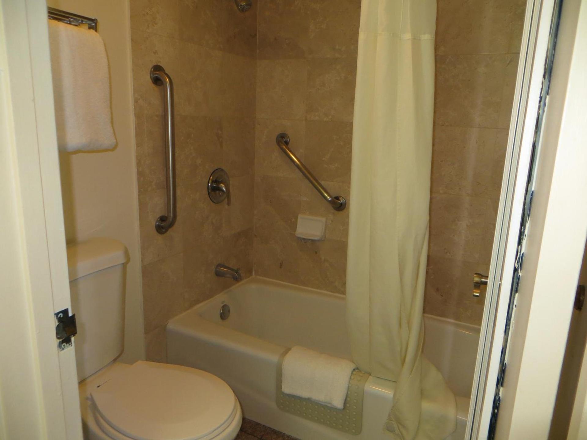Arbor Inn Monterey photo 30