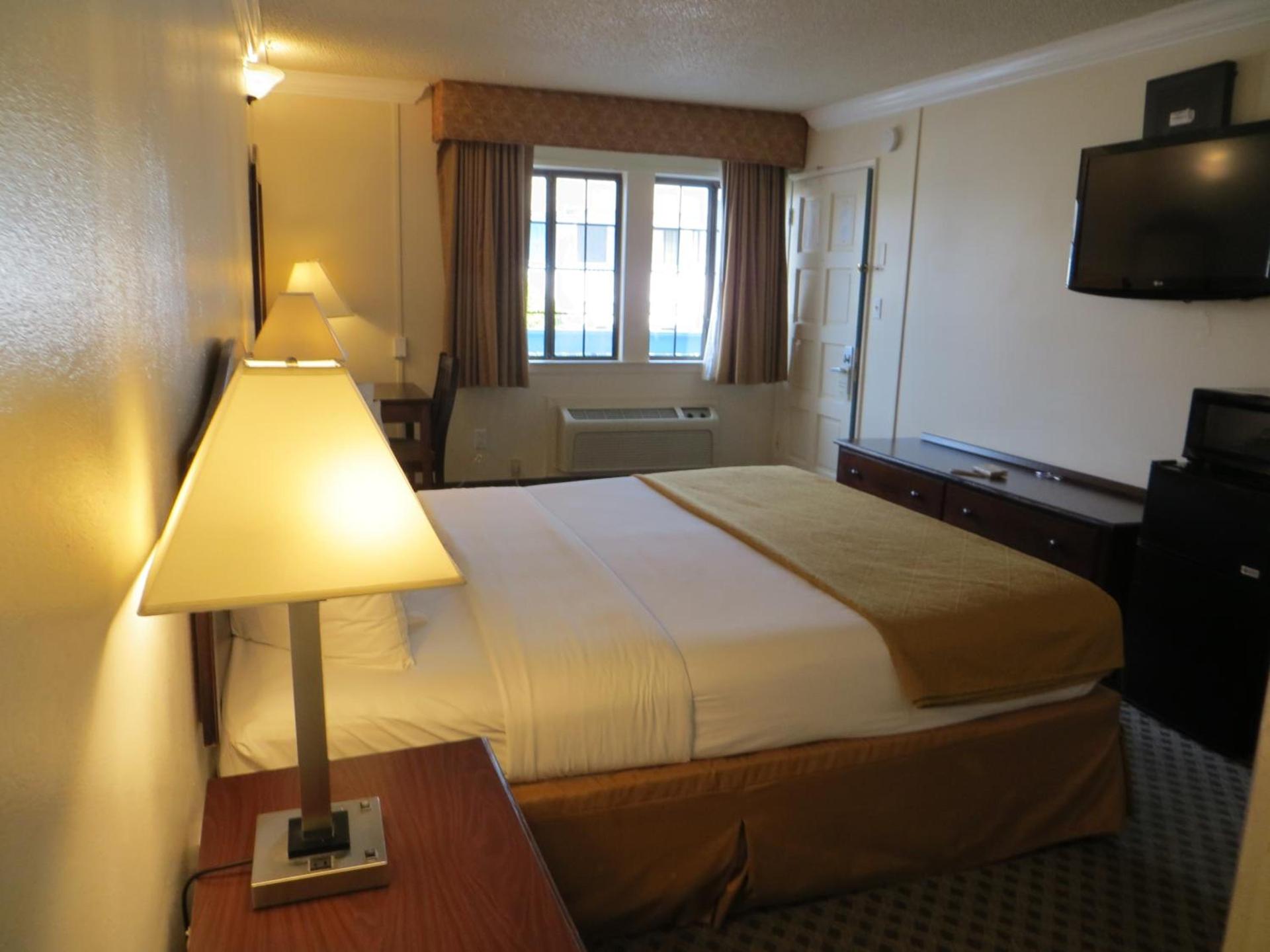 Arbor Inn Monterey photo 33