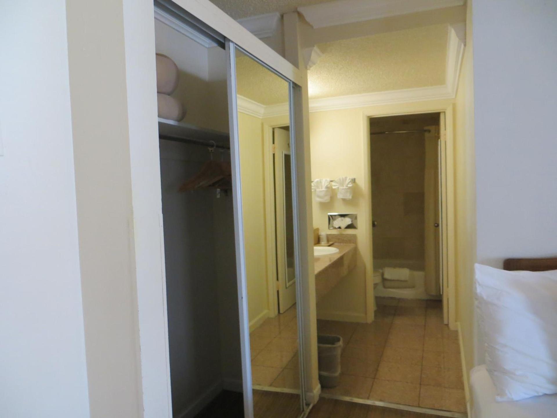 Arbor Inn Monterey photo 39