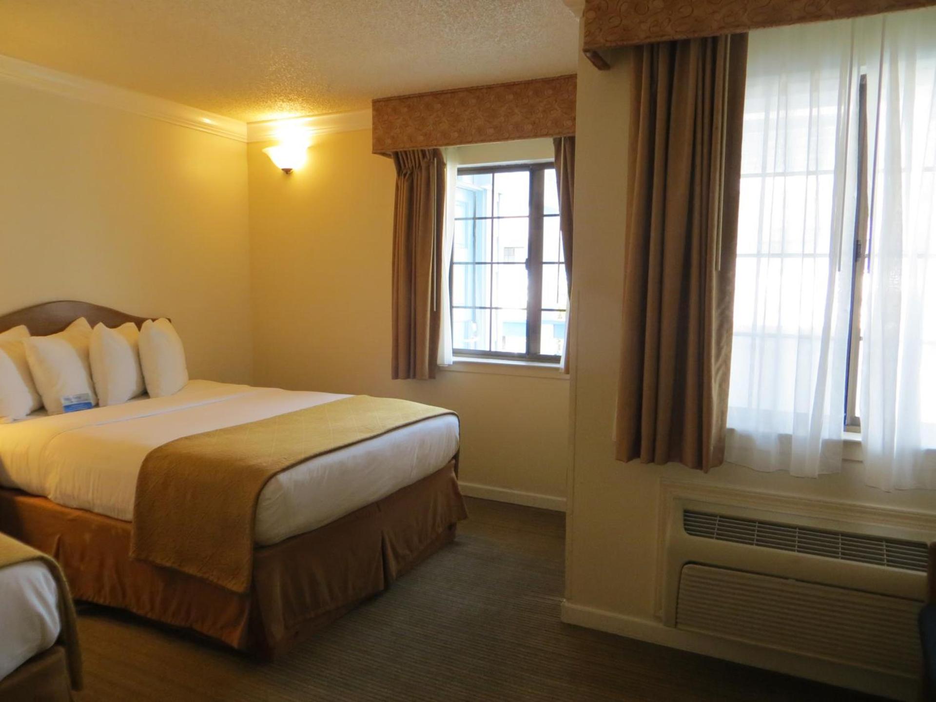 Arbor Inn Monterey photo 41