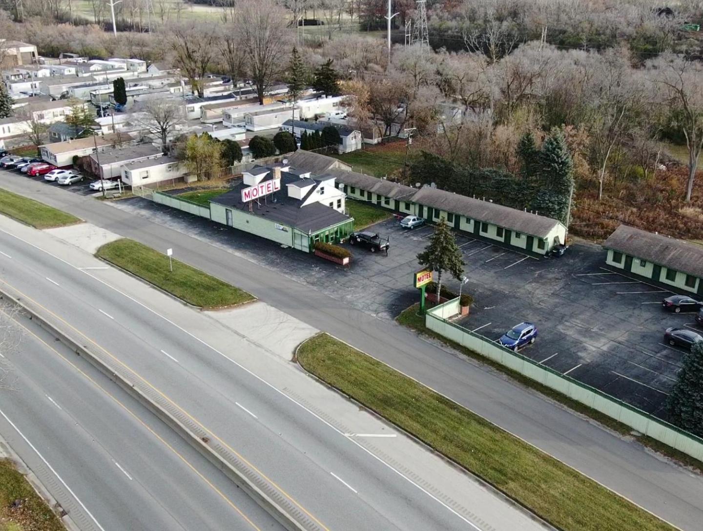 By The Way Motel Lake Bluff photo 12