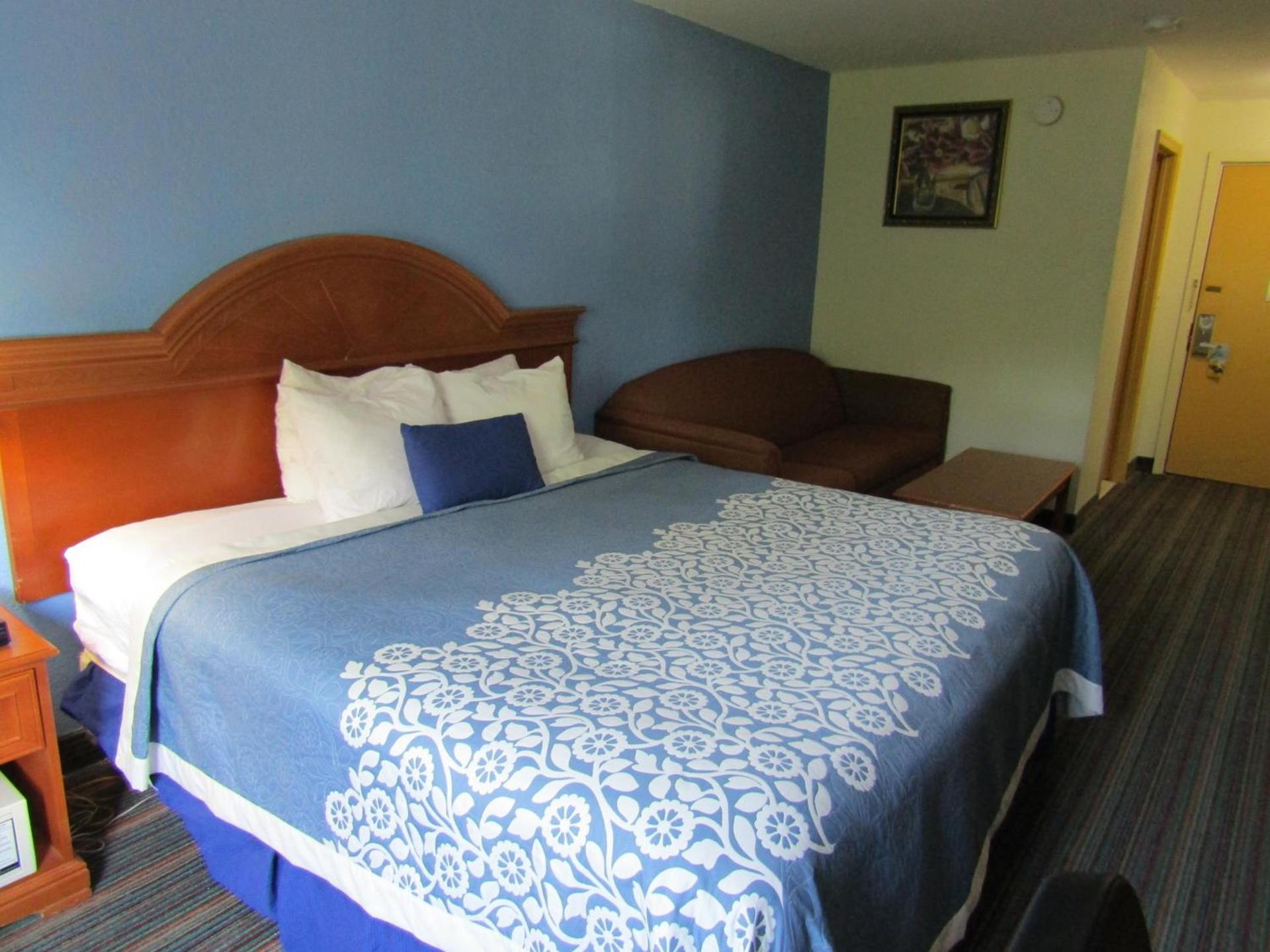 Days Inn by Wyndham Runnemede Philadelphia Area photo 41