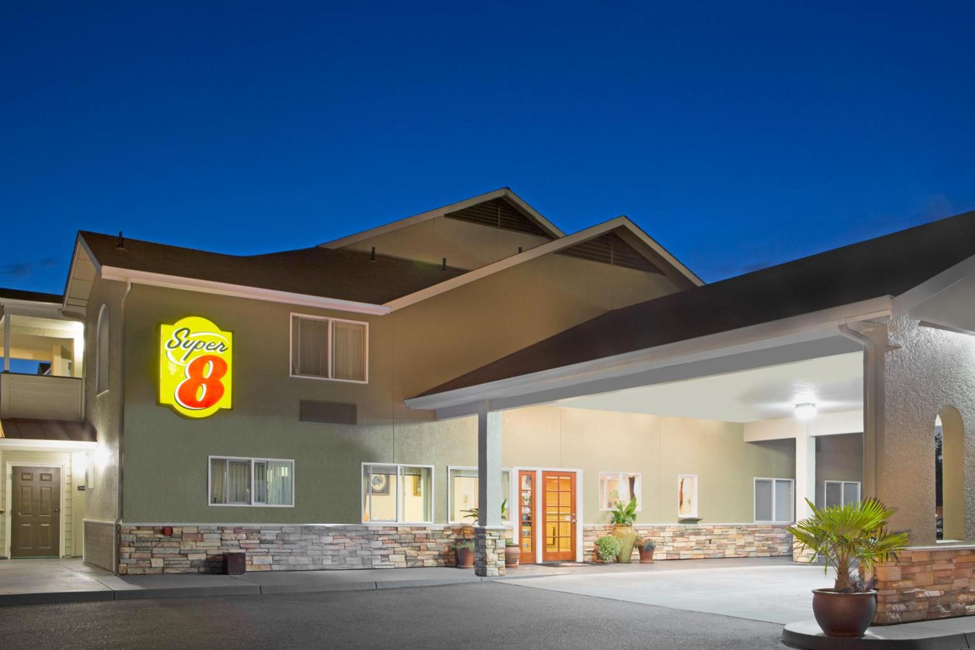 Super 8 by Wyndham Fortuna photo 24
