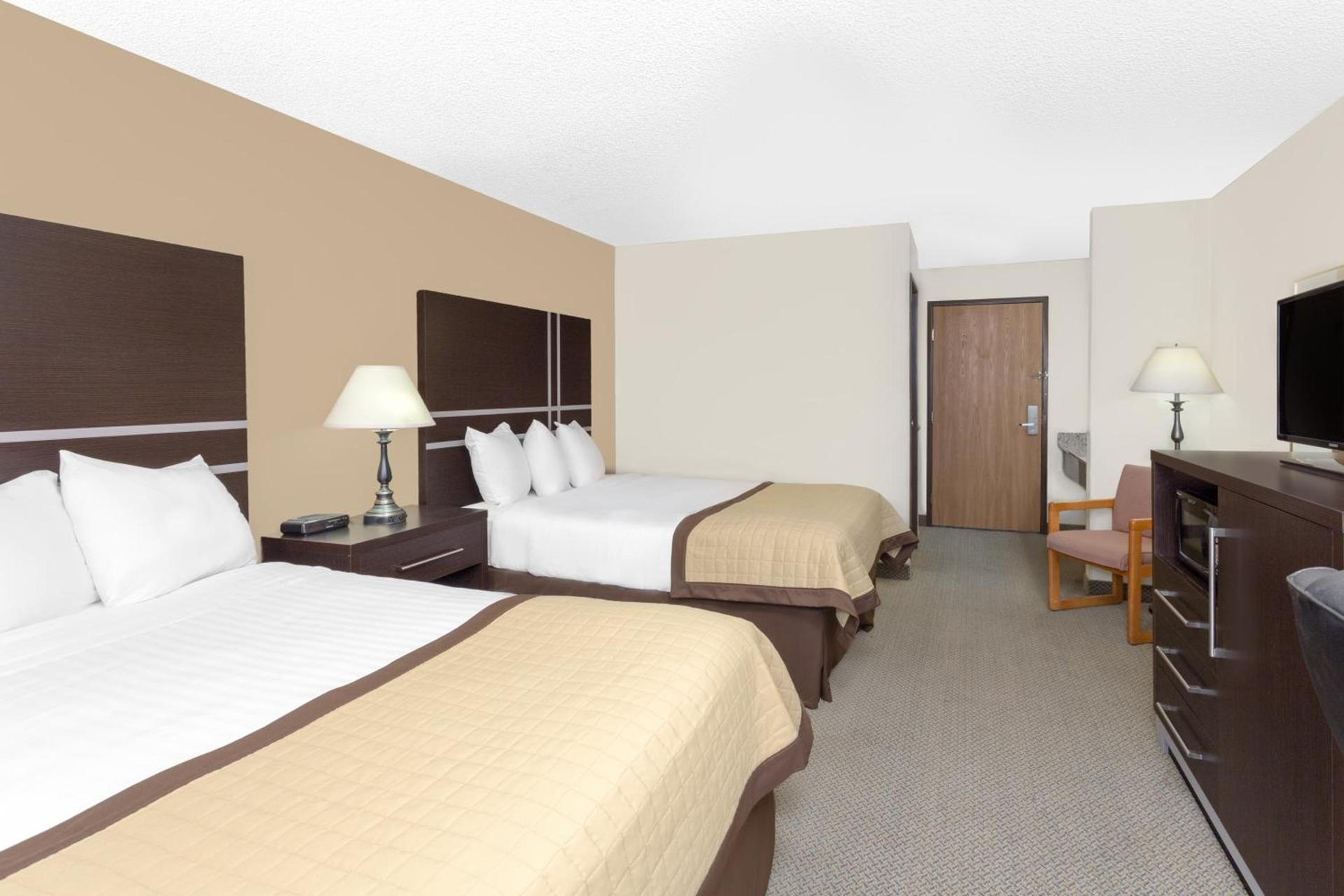 Baymont by Wyndham Green Bay photo 11