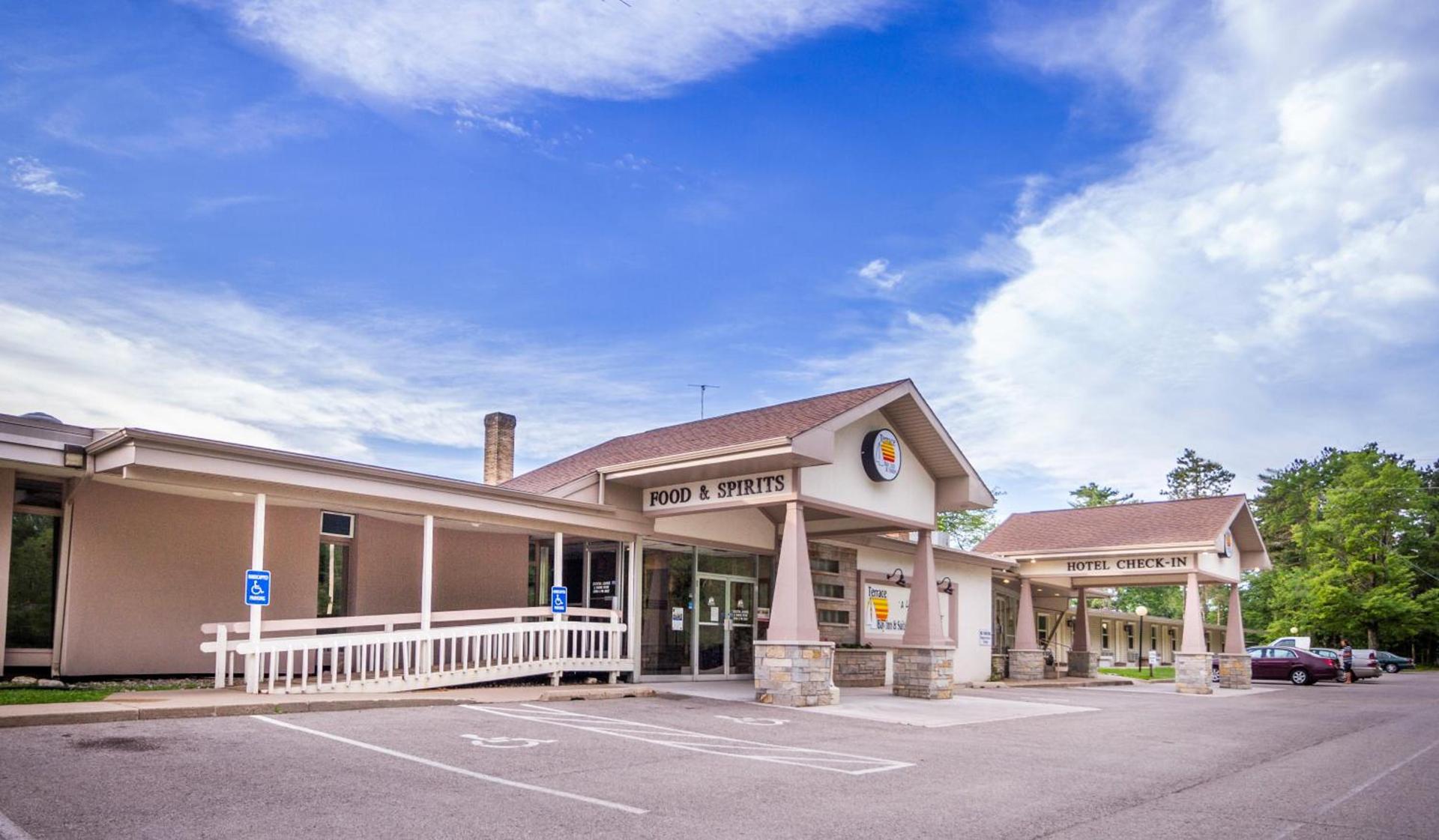 Terrace Bay Hotel - Lakefront photo 16