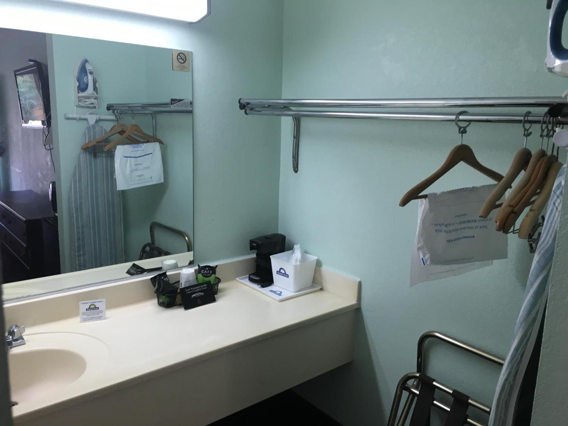Days Inn by Wyndham Lavonia photo 33