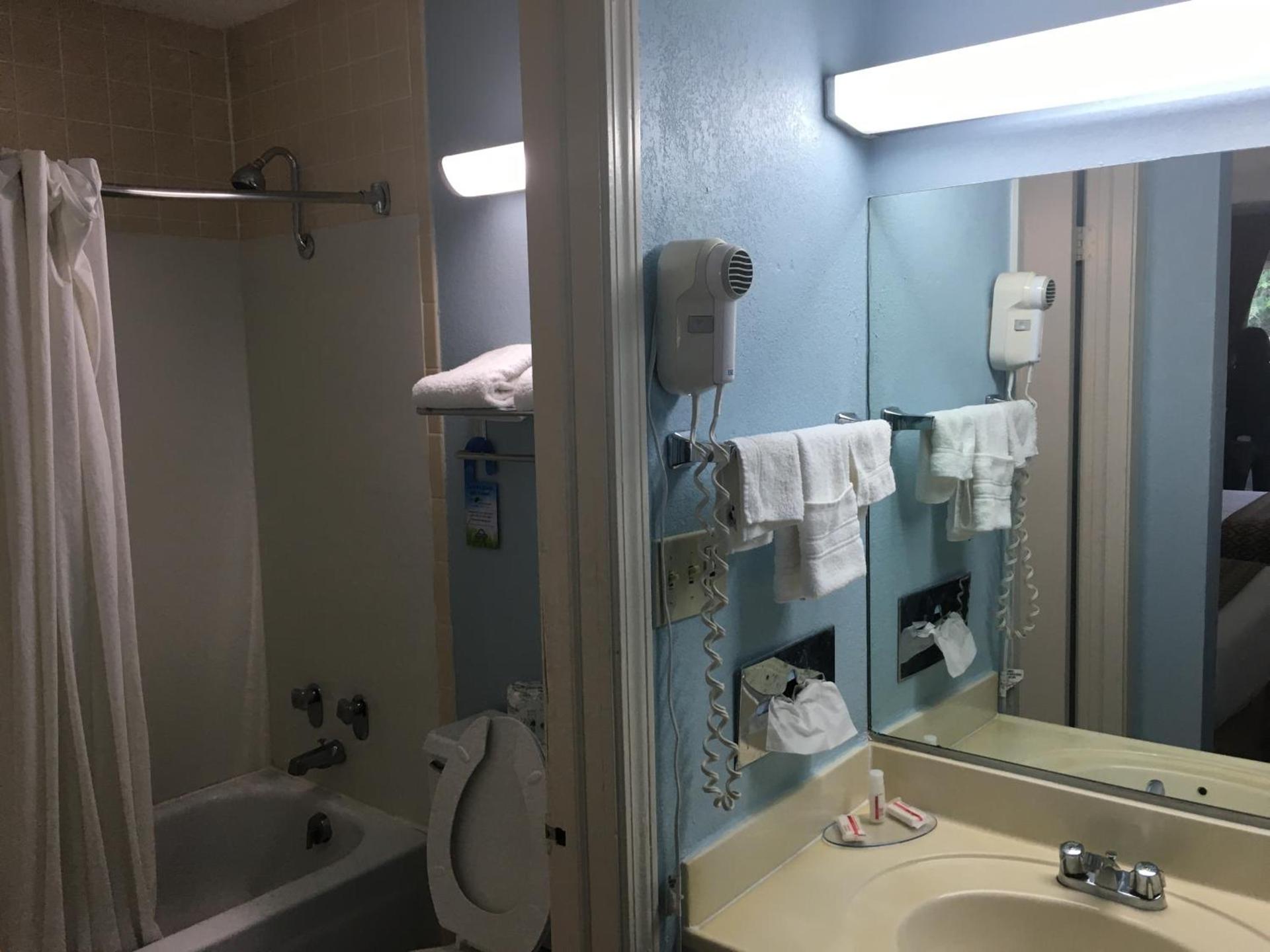 Days Inn by Wyndham Lavonia photo 34