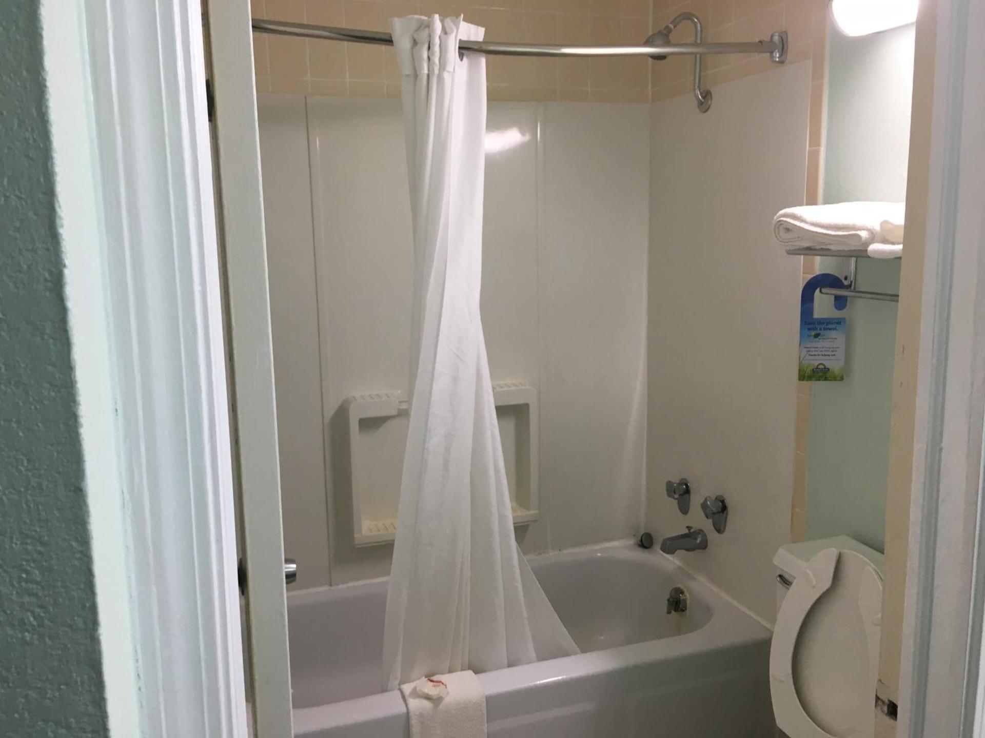 Days Inn by Wyndham Lavonia photo 36