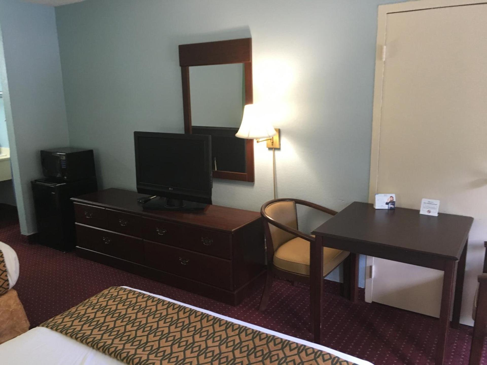 Days Inn by Wyndham Lavonia photo 38
