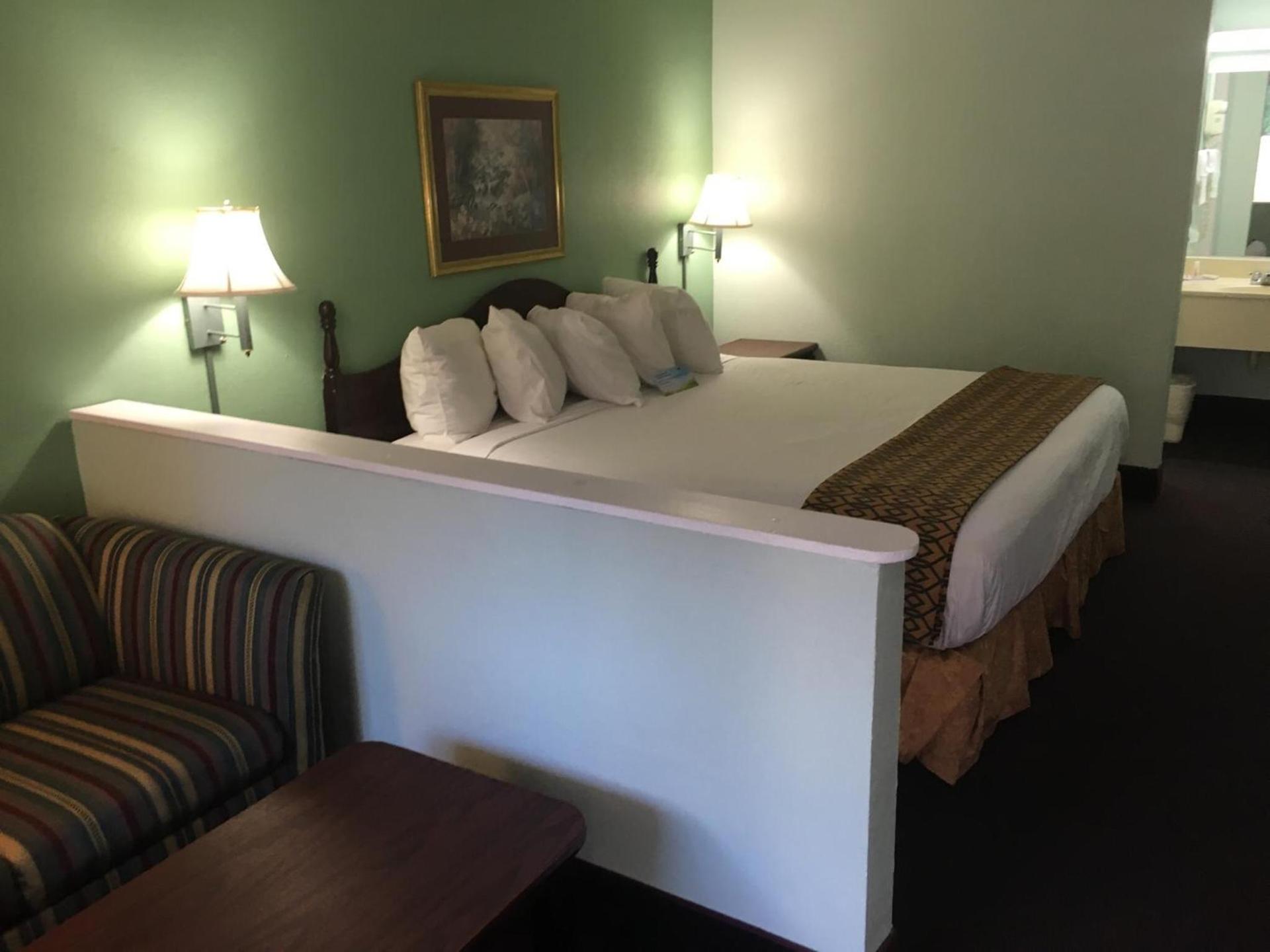 Days Inn by Wyndham Lavonia photo 21