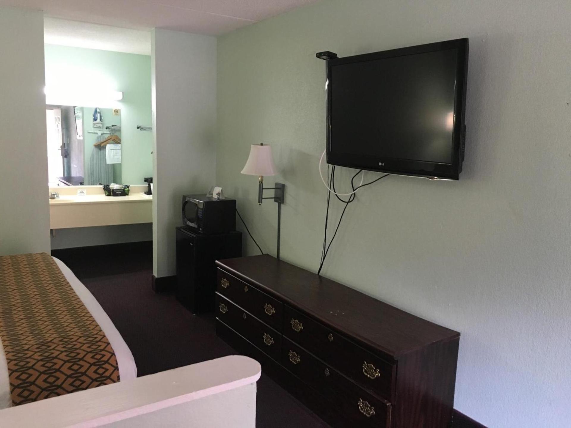 Days Inn by Wyndham Lavonia photo 25