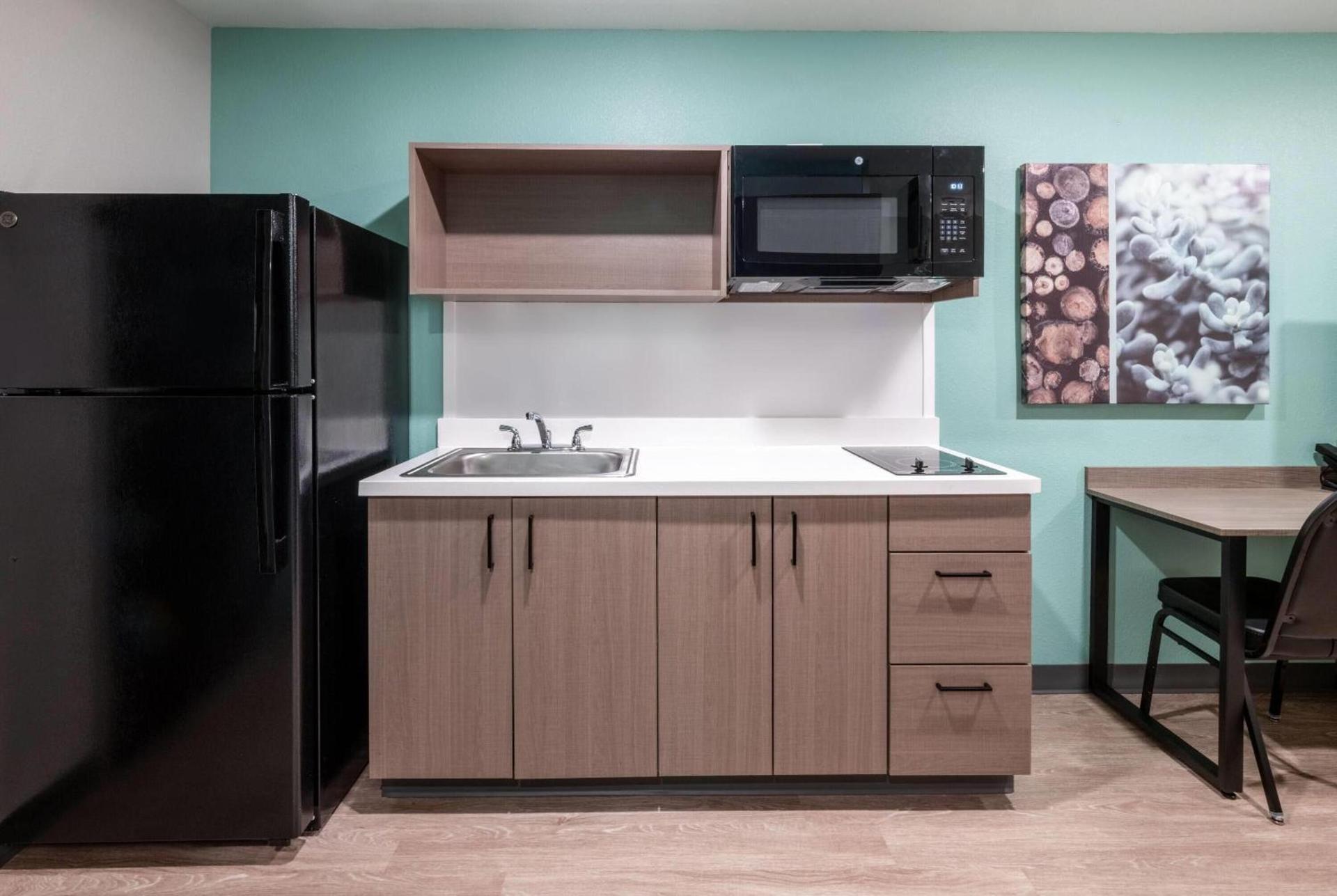 ECHO Suites Extended Stay by Wyndham Colorado Springs Airport photo 11