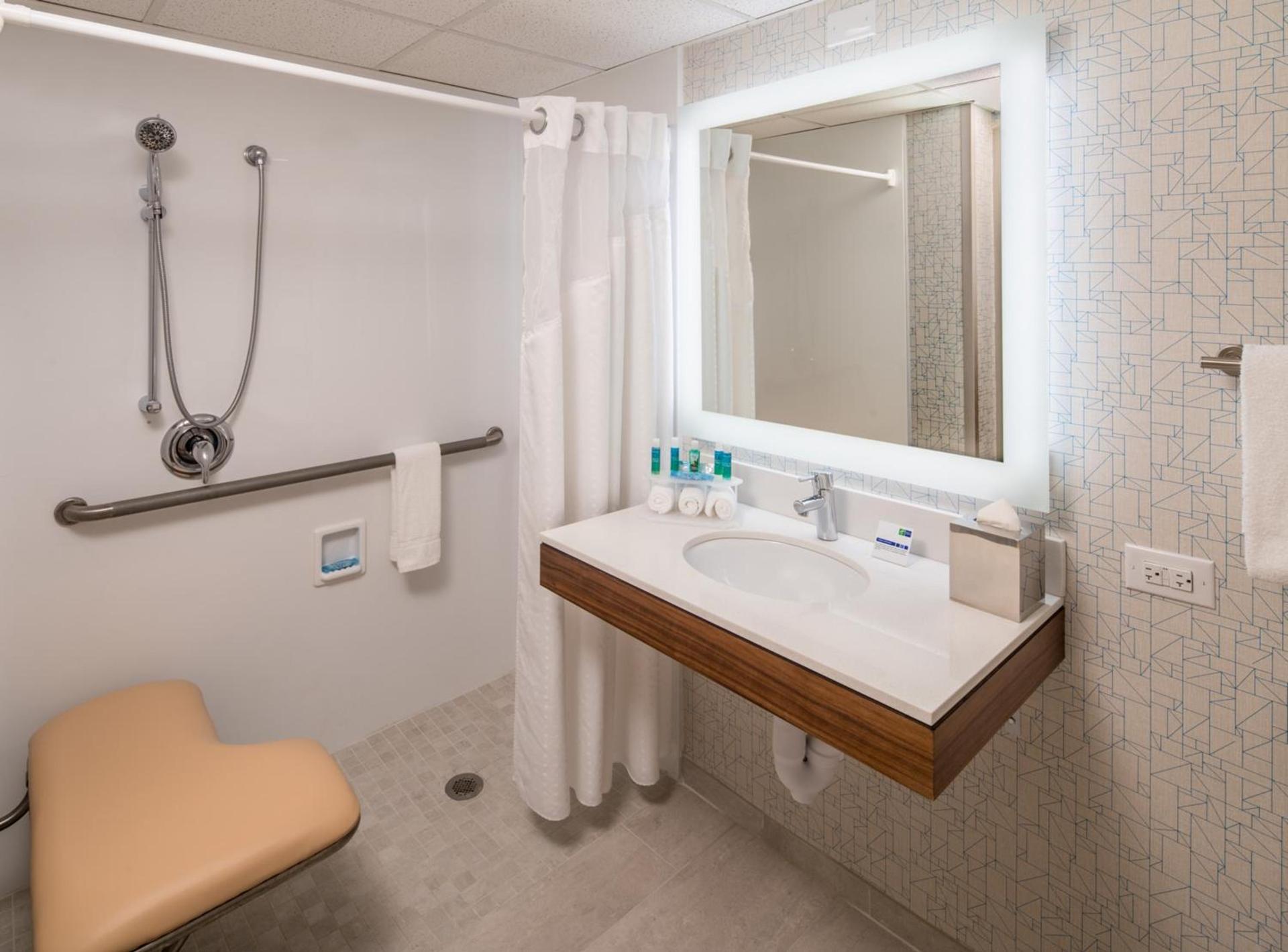 Holiday Inn Express & Suites Springfield by IHG photo 7